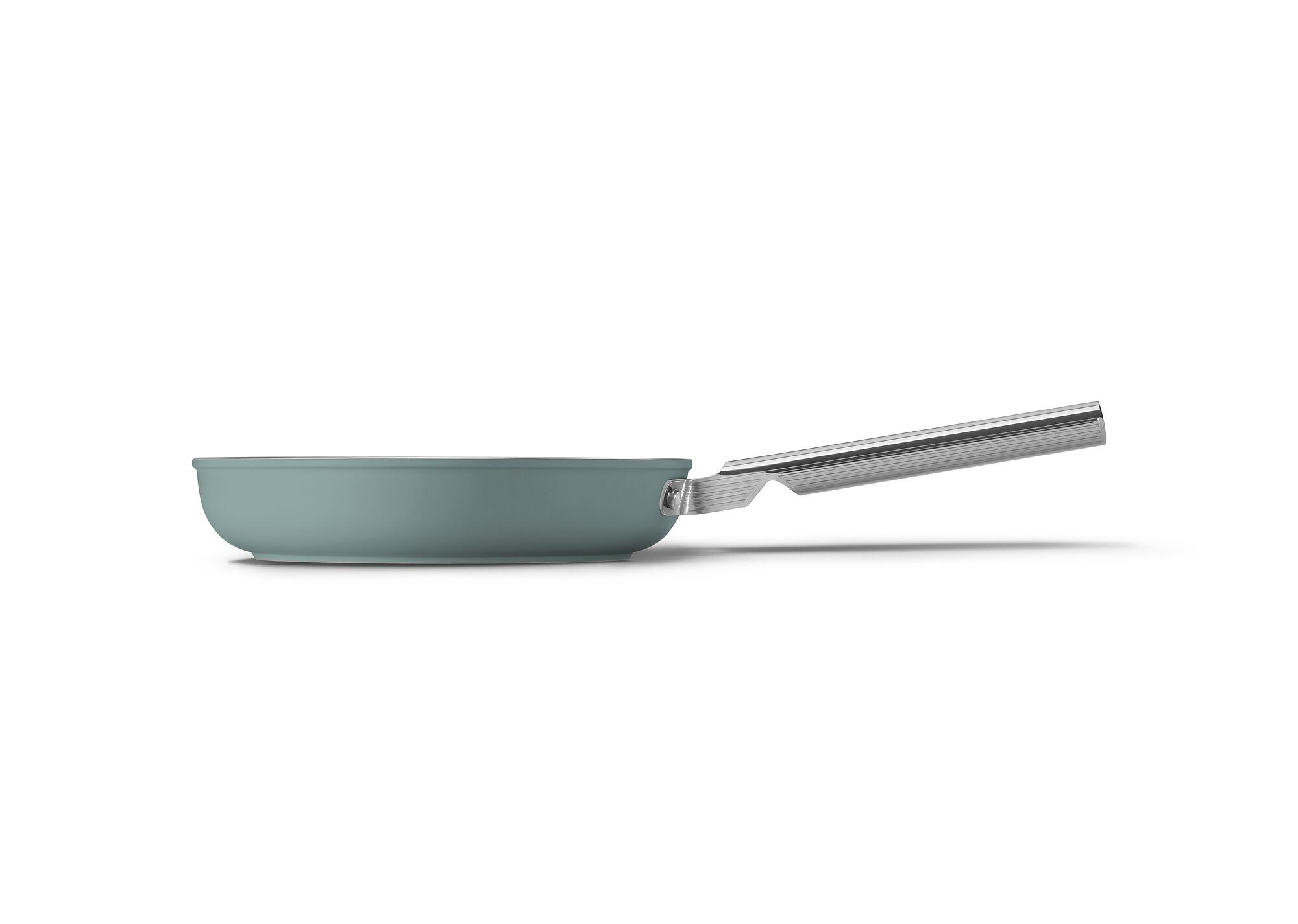 Eine teal-farbene Bratpfanne mit silbernem Griff liegt horizontal vor weißem Hintergrund.
