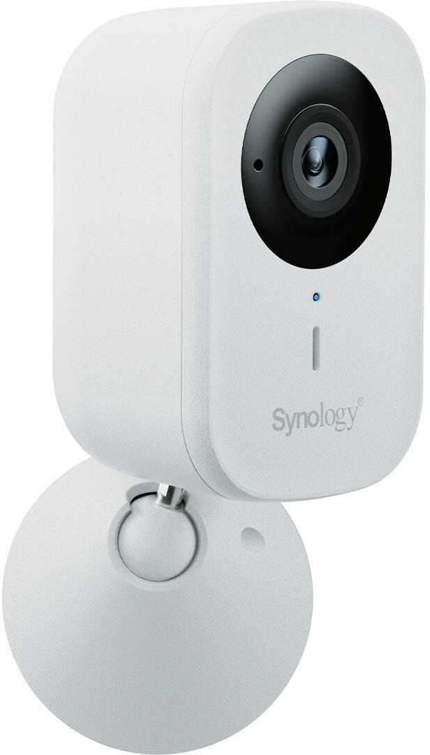 Eine weiße Synology-Sicherheitskamera. Sie hat ein schwarzes Objektiv und eine blaue Statusanzeige. Sie ist auf einer weißen, runden Basis montiert.