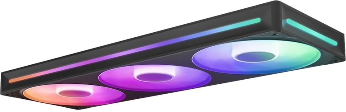 Una ventola per computer nera con tre luci circolari illuminate, che mostrano una sfumatura di colori tra cui rosa, viola e blu.