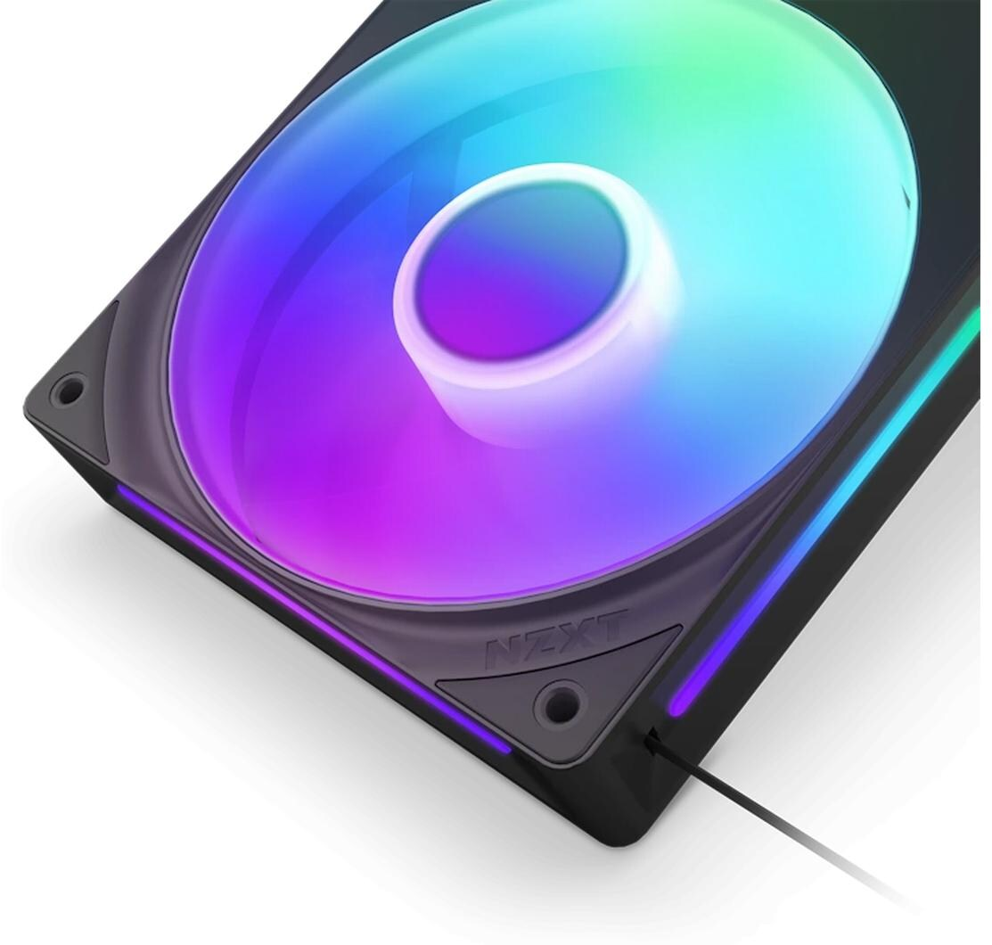 Una ventola per computer con cornice nera e luce circolare centrale con sfumatura di colori. La parola 'NZXT' è visibile.