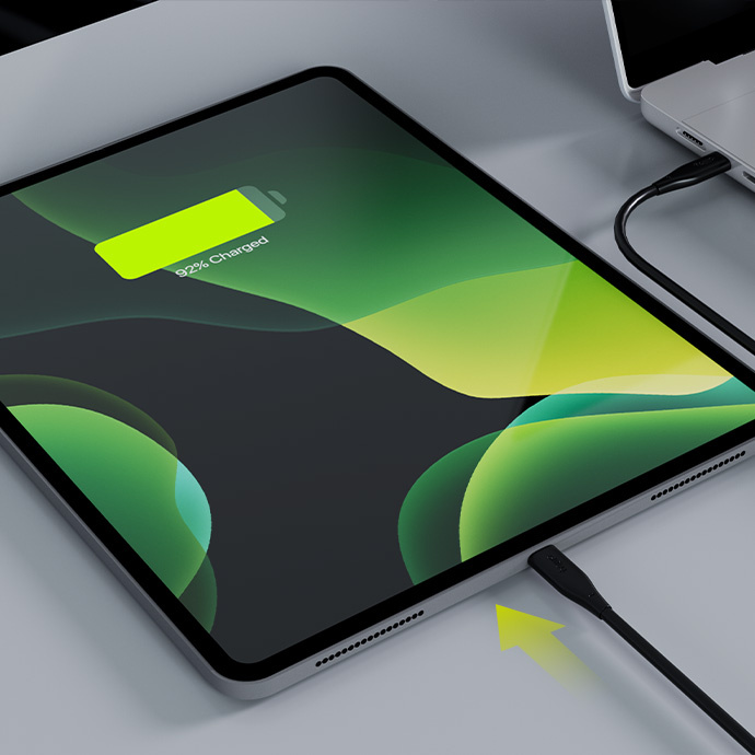 A tablet töltődik. Egy kábel köti össze a tabletet a laptophoz. A képernyő 92%-os töltöttséget mutat. A háttér szürke.