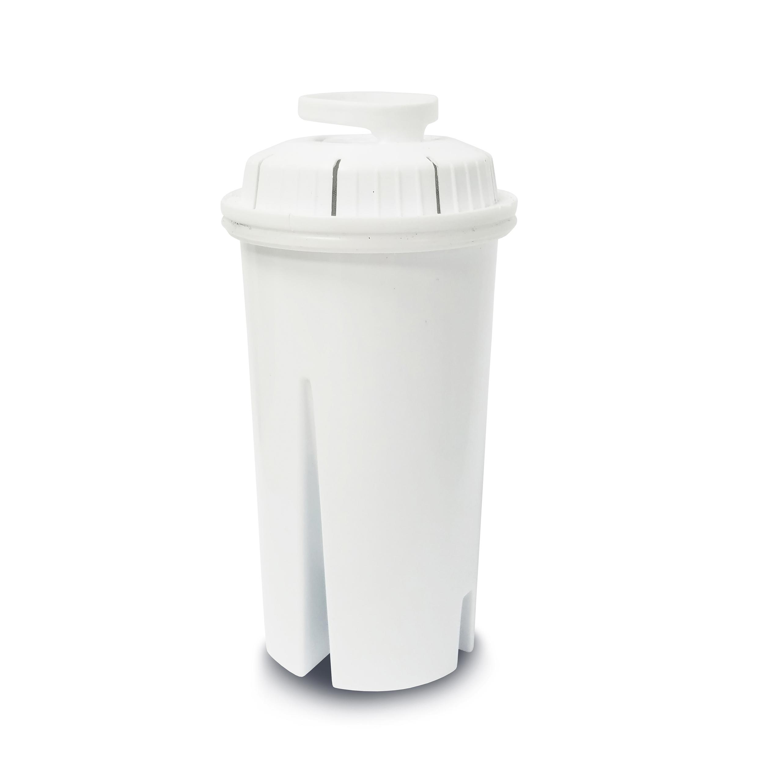 Ein weißer Wasserfilter, zylindrisch mit Griff oben. Er steht auf weißem Hintergrund und wirft einen Schatten.