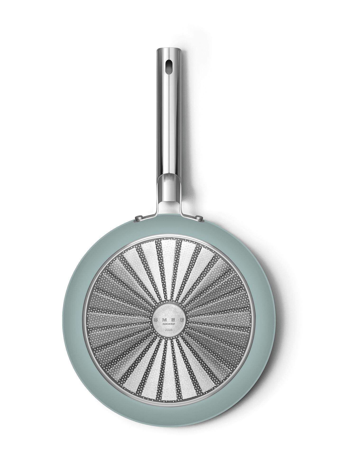 Eine türkisfarbene SMEG-Bratpfanne mit silbernem Griff auf weißem Hintergrund.