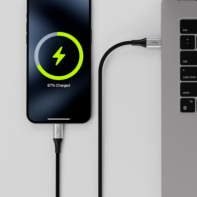 Egy telefon töltődik, egy laptophoz csatlakozik fekete kábellel. A telefon 67%-os töltöttséget mutat. A kábelen az 'allity' felirat látható.