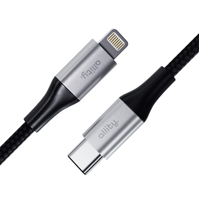 Két töltőkábel: egy Lightning, egy USB-C. Mindkettő ezüst színű csatlakozóval rendelkezik, az "allity." logóval. Fonott fekete kábel.
