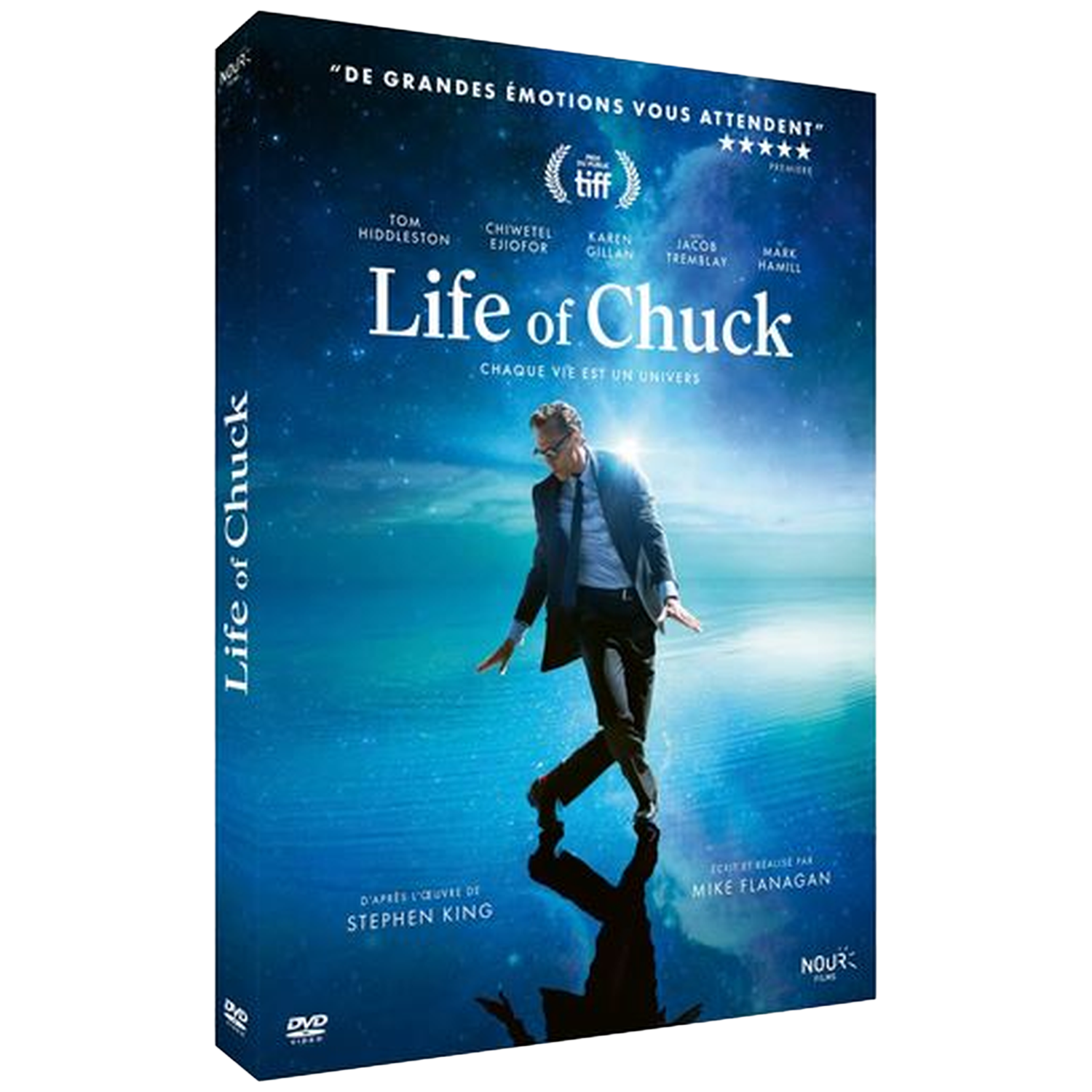 Couverture DVD de 'Life of Chuck'. Un homme en costume marche sur l'eau. Avec Tom Hiddleston. Texte incluant Stephen King et Mike Flanagan.