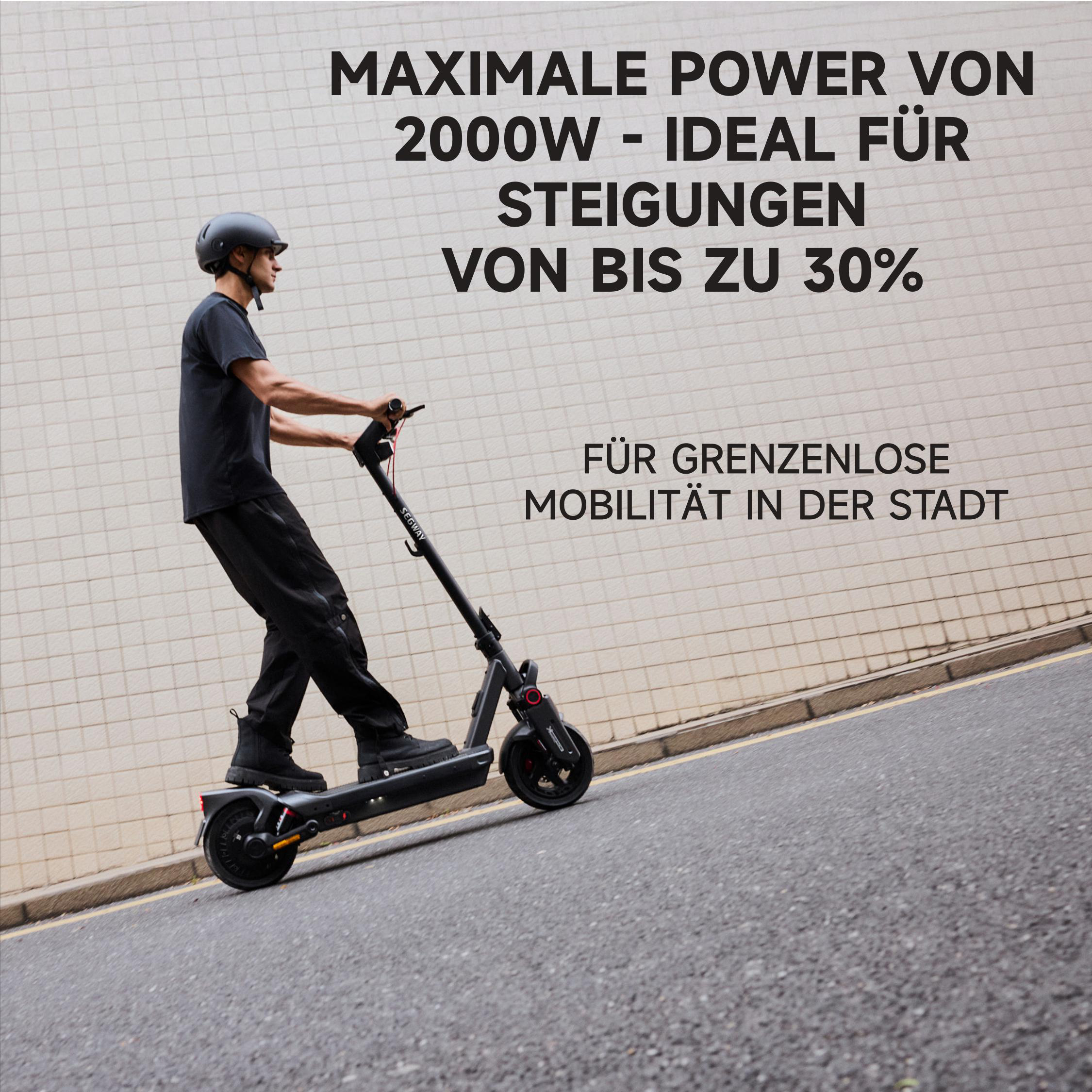 Ein Mann fährt mit einem Elektroroller auf einer Straße. Text auf Deutsch bewirbt die Leistung und Steigfähigkeit des Rollers.