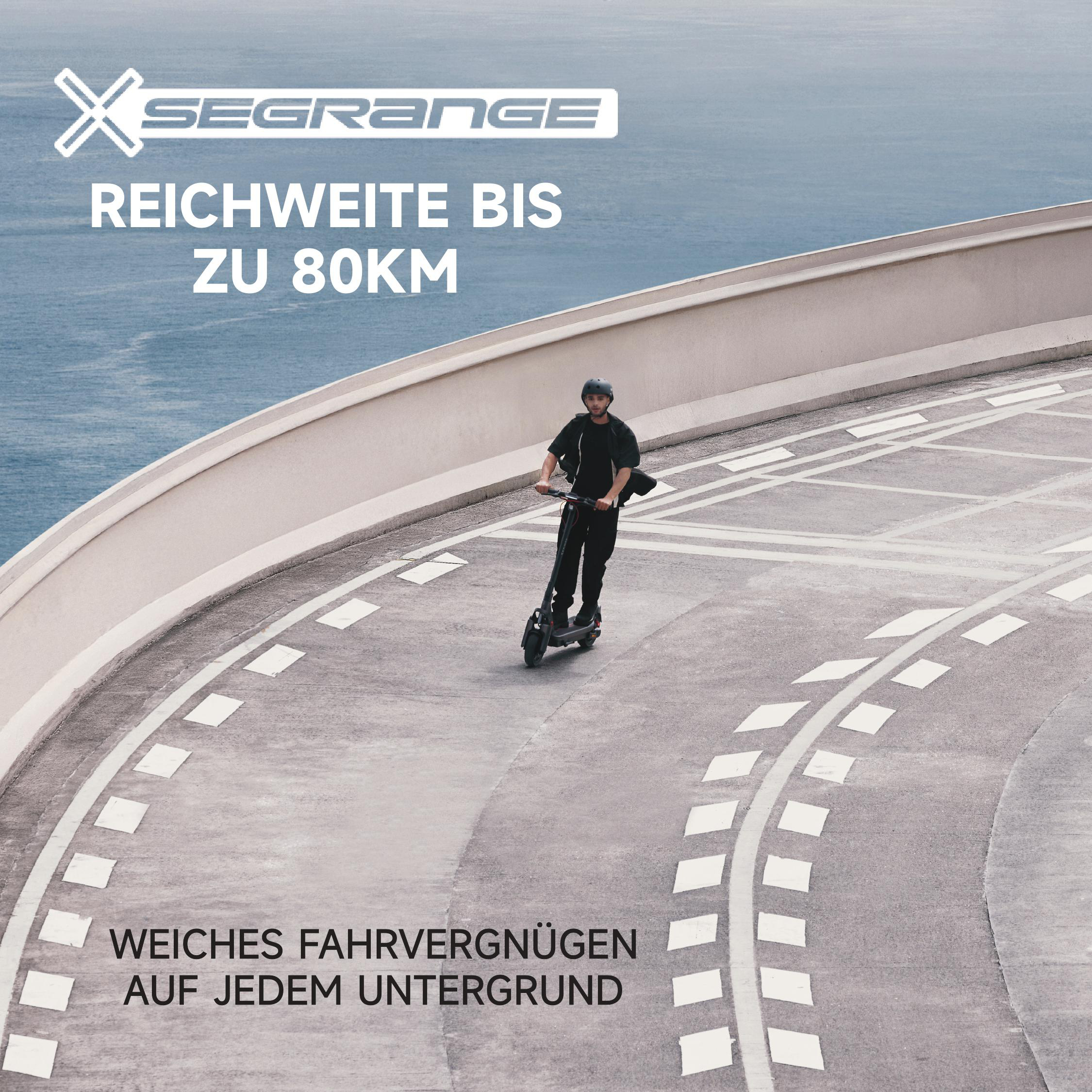 Mann fährt mit einem Elektroroller auf einer kurvigen Straße. Im Hintergrund ist das Meer, und Text befindet sich oben und unten.