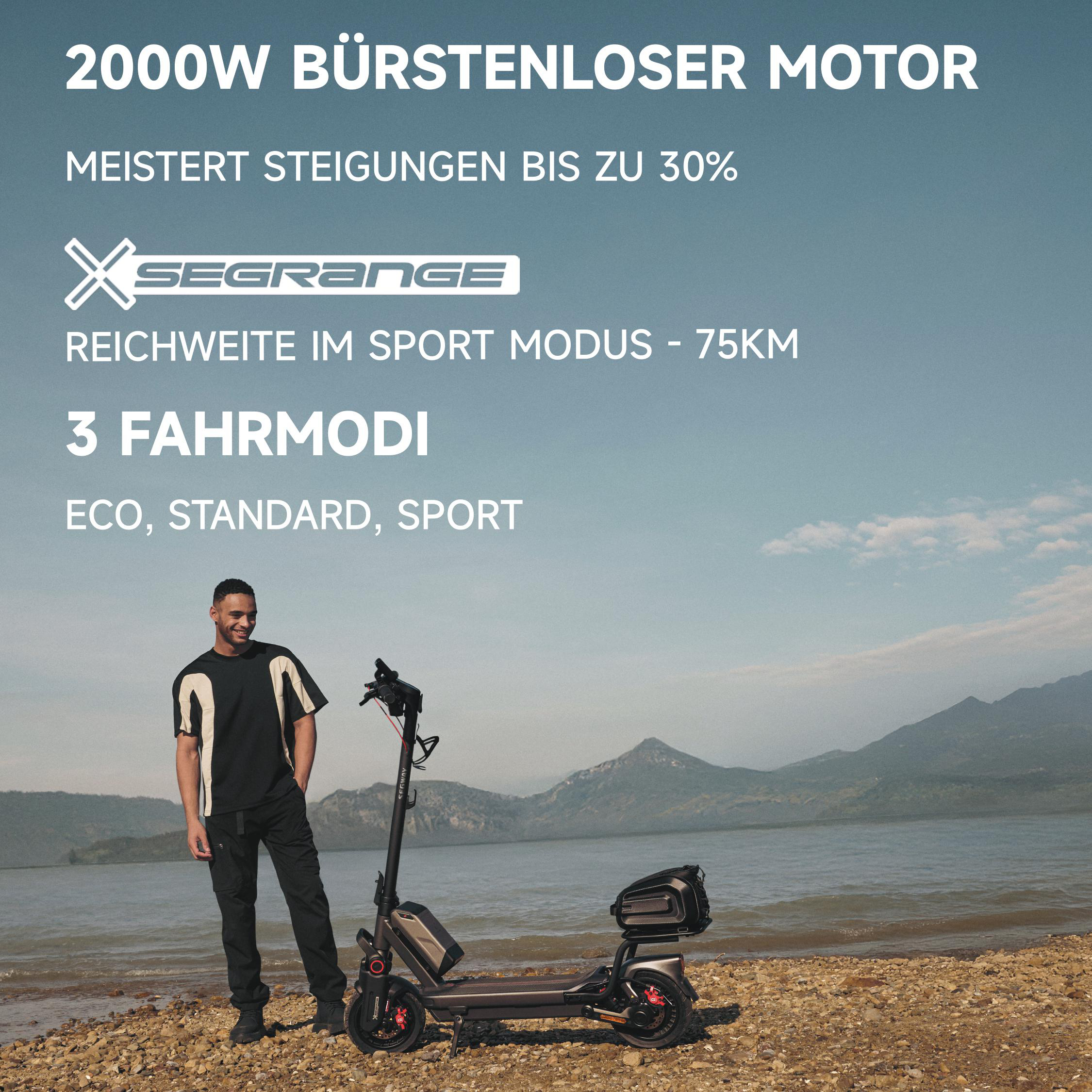 Mann steht neben einem Elektroroller am Strand. Text hebt die Eigenschaften des Rollers und eine Bergkette im Hintergrund hervor.