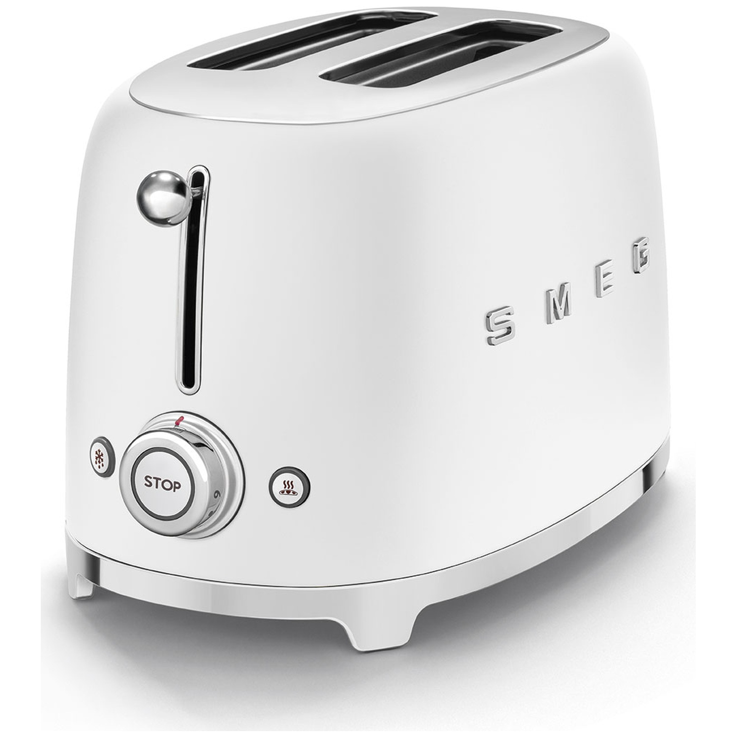 Een witte Smeg broodrooster met twee sleuven. Voorzien van een hendel, draaiknop en knoppen voor instellingen. Het woord SMEG staat op de zijkant.