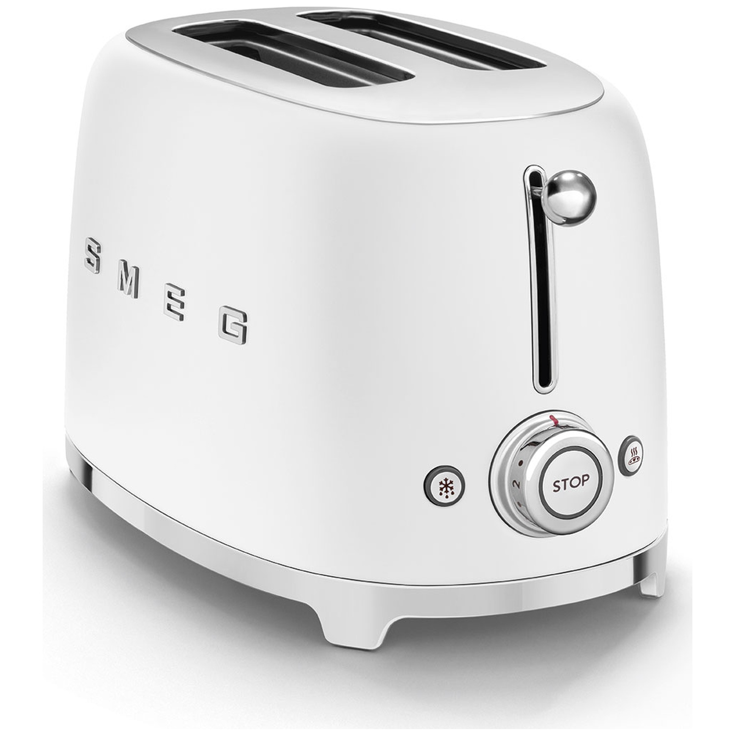 Een witte Smeg broodrooster met twee sleuven, een hendel en een draaiknop met instellingen. De basis en de sierlijst zijn zilver.