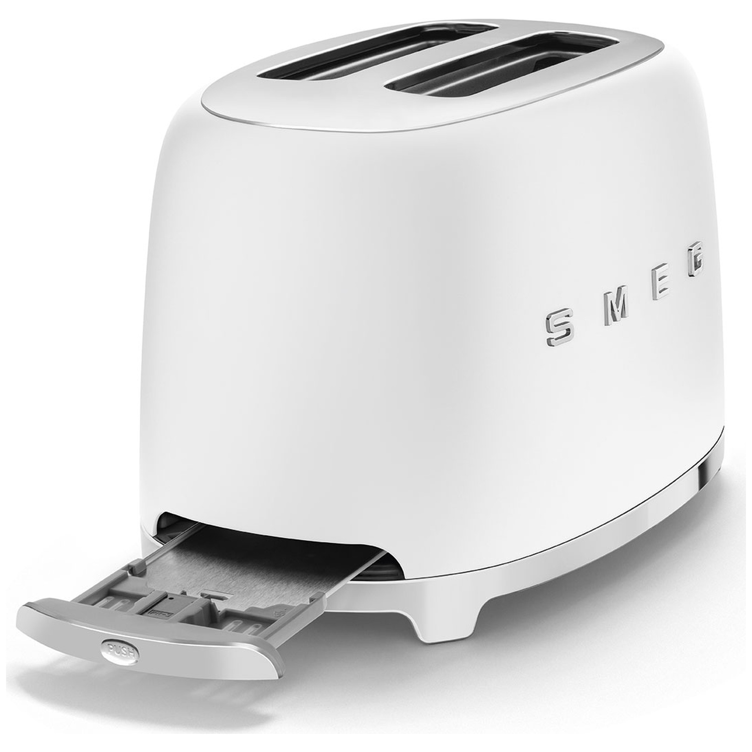 Een witte Smeg-broodrooster met twee sleuven, een kruimellade is uitgetrokken. Het woord SMEG staat op de zijkant.
