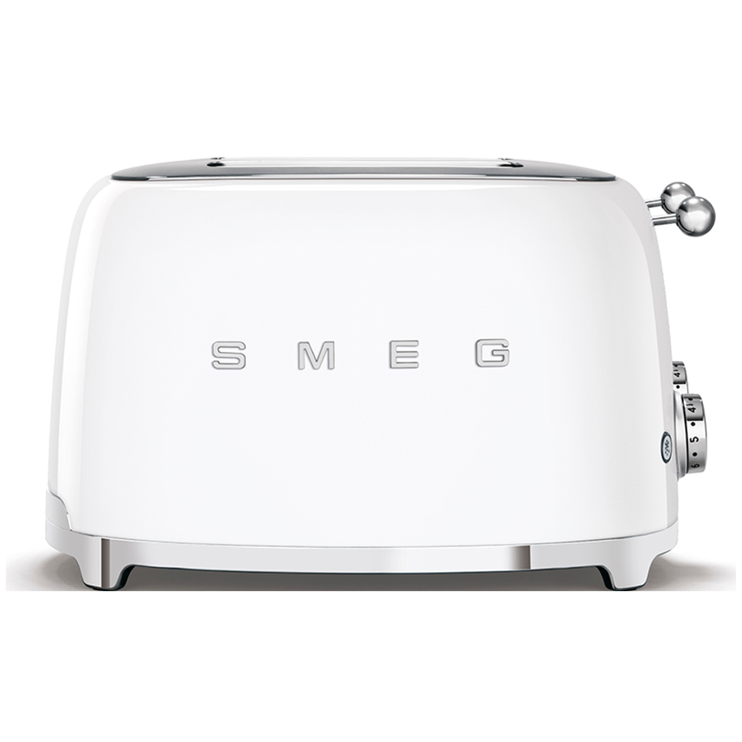 Een witte SMEG broodrooster staat in het midden. Het heeft een chromen boven- en onderkant, met instellingen rechts. De merknaam is zichtbaar.