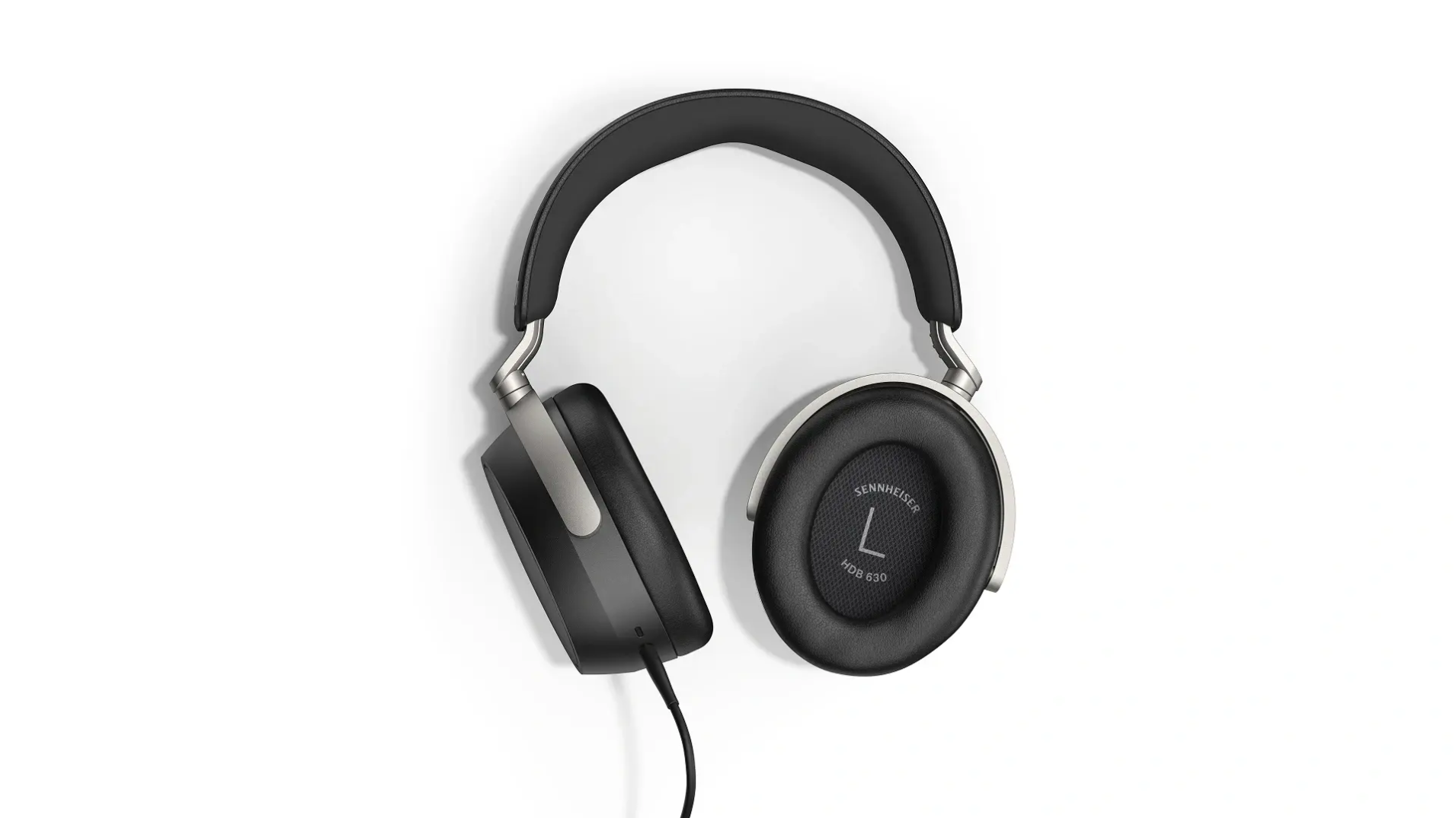Over-Ear-Kopfhörer auf weißem Hintergrund. Schwarze Ohrmuscheln und Kopfbügel. Silberne Akzente. Sennheiser HDB 630.