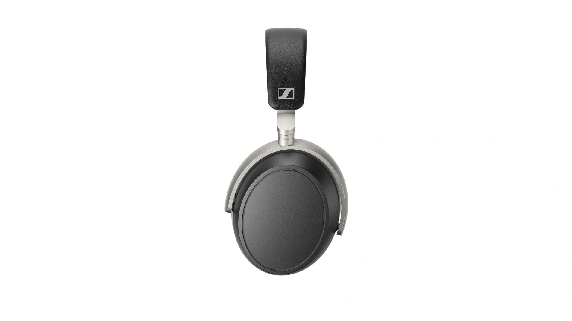 Over-Ear-Kopfhörer auf Weiß. Schwarze Ohrmuscheln und Kopfband. Silberne Akzente. Sennheiser-Logo auf dem Kopfband.
