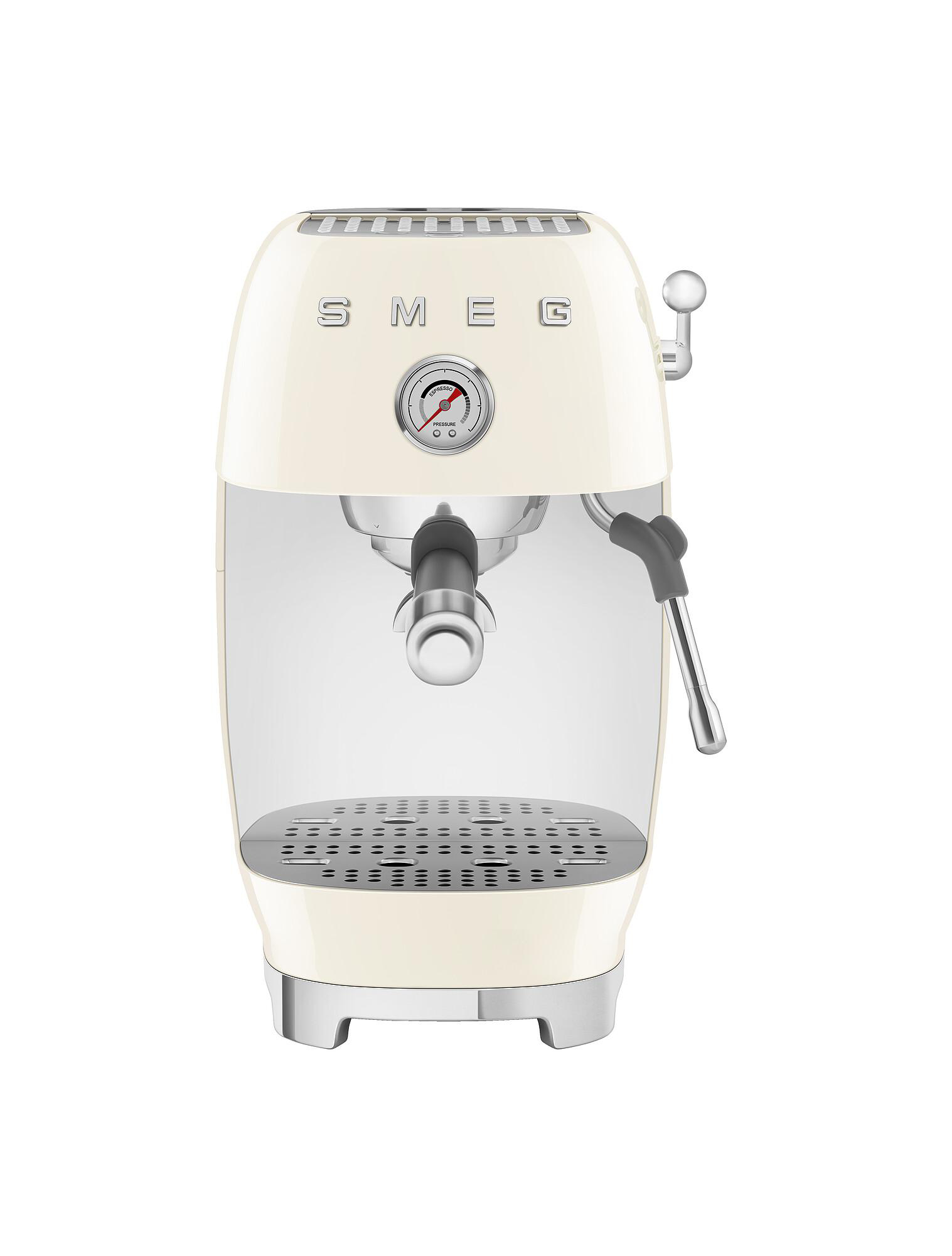 Cremefarbene SMEG Espressomaschine. Mit Manometer, Dampflanze und Abtropfschale. Silberne Akzente auf weißem Hintergrund.