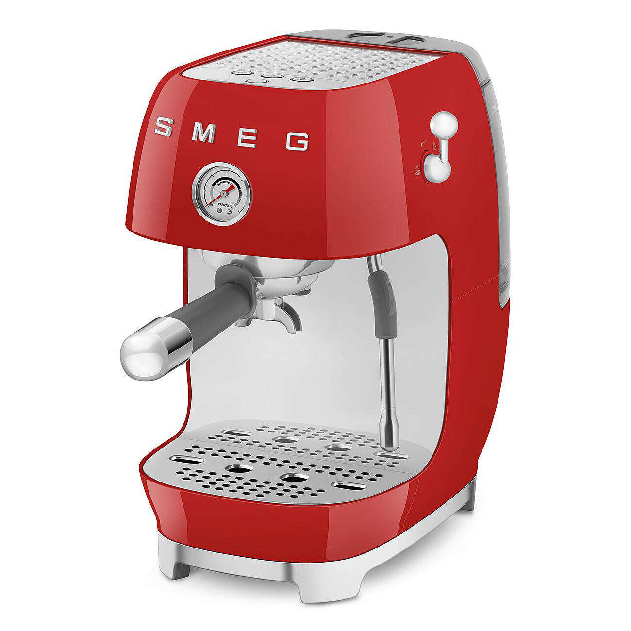Eine rote SMEG Espressomaschine mit silbernen Akzenten. Sie hat ein Manometer, einen Siebträger und einen Wasserbehälter.