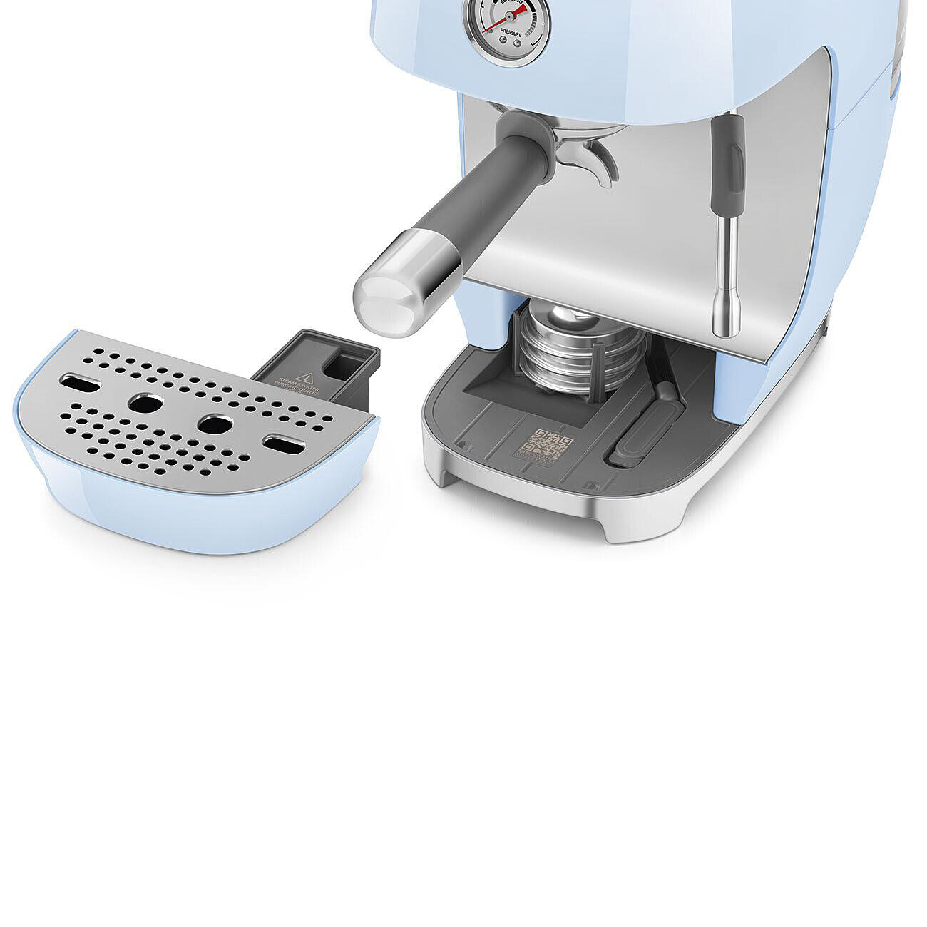 Eine hellblaue Espressomaschine mit abnehmbarer Tropfschale. Sie hat ein Manometer und einen Siebträger. Die Maschine steht vor weißem Hintergrund.