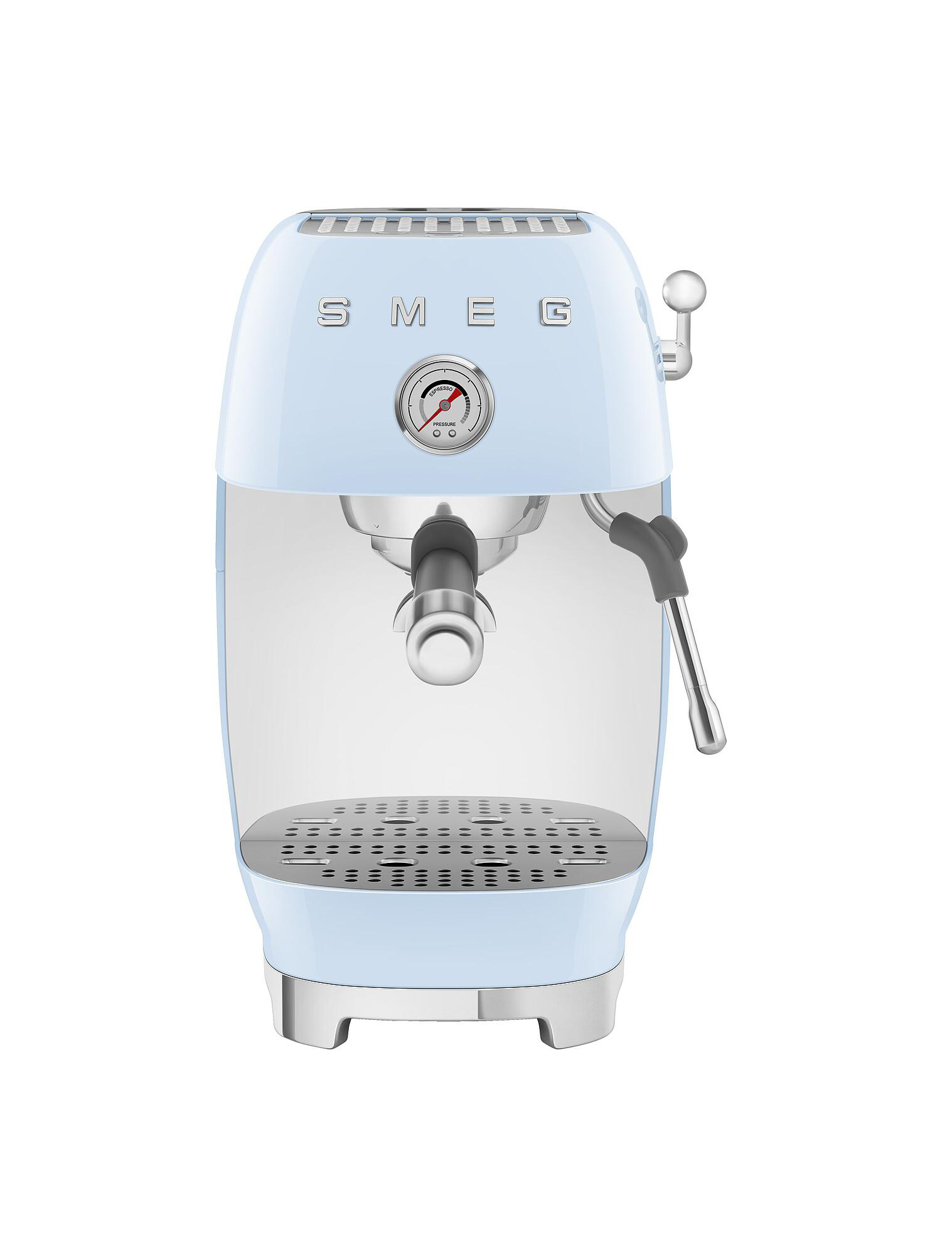 Eine hellblaue SMEG Espressomaschine. Sie hat ein Manometer und eine Dampflanze. Der Hintergrund ist weiß.