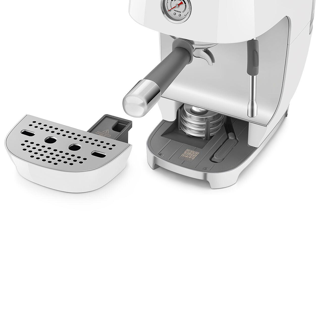 Eine weiße Espressomaschine mit abnehmbarer Tropfschale. Die Maschine hat ein Manometer und einen grauen Griff.