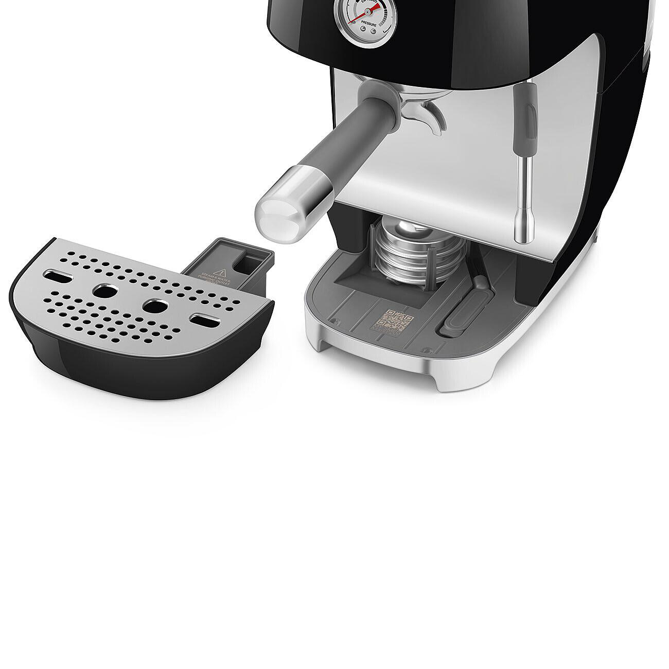Eine schwarz-silberne Espressomaschine mit abnehmbarer Tropfschale. Sie hat ein Manometer und eine Dampflanze.