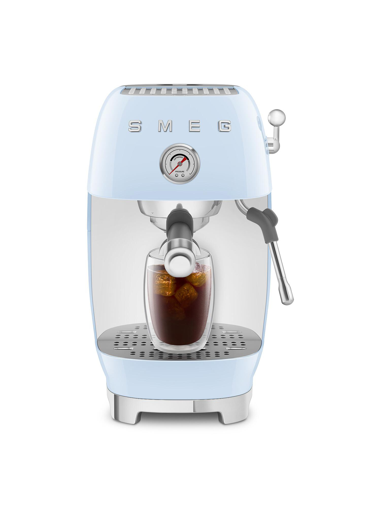 Hellblaue SMEG Espressomaschine mit einem Glas Eiskaffee. Silberne Details und ein Manometer sind sichtbar.
