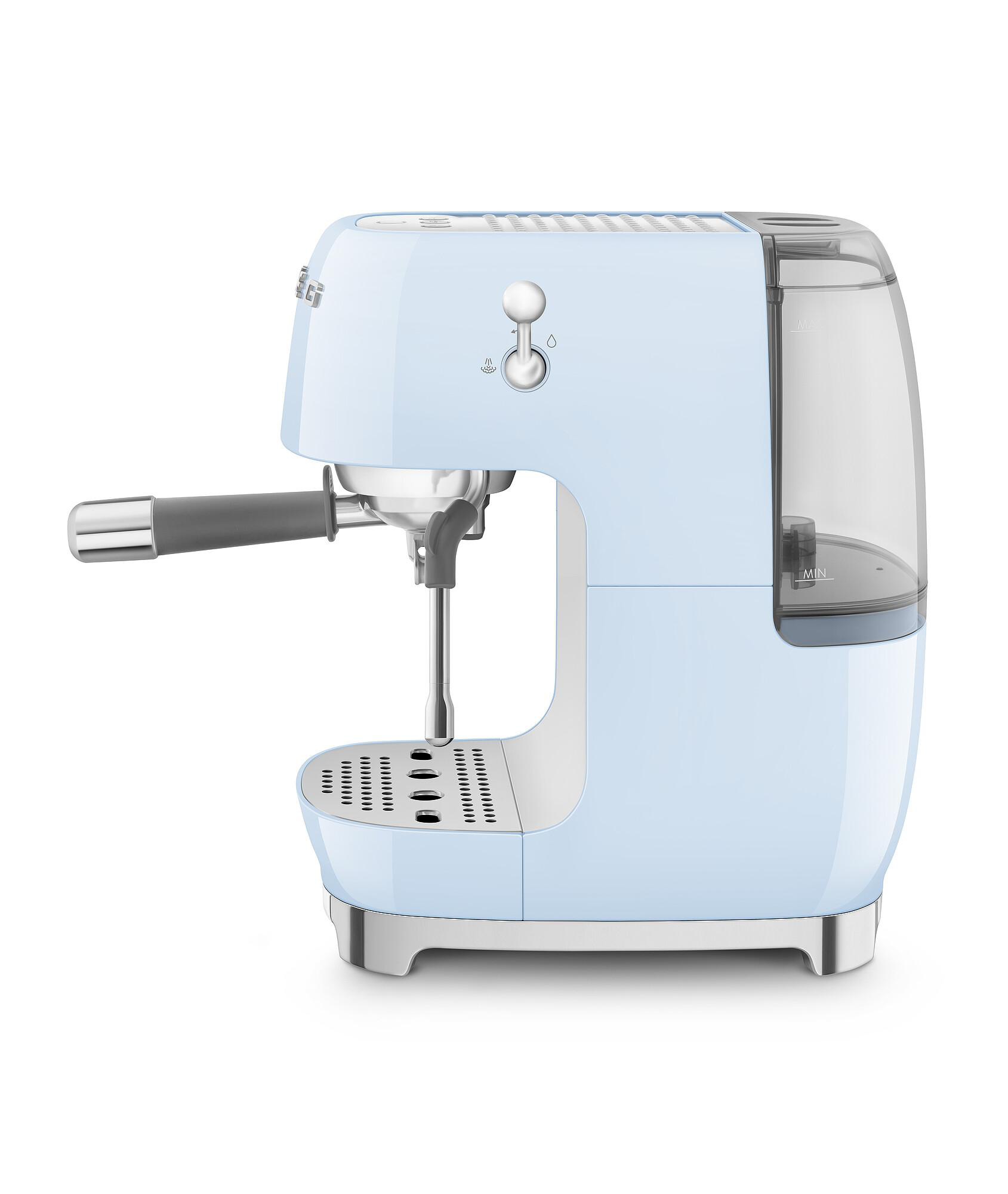 Eine hellblaue Espressomaschine mit silbernem Griff und Wasserbehälter. Sie hat ein Retro-Design.