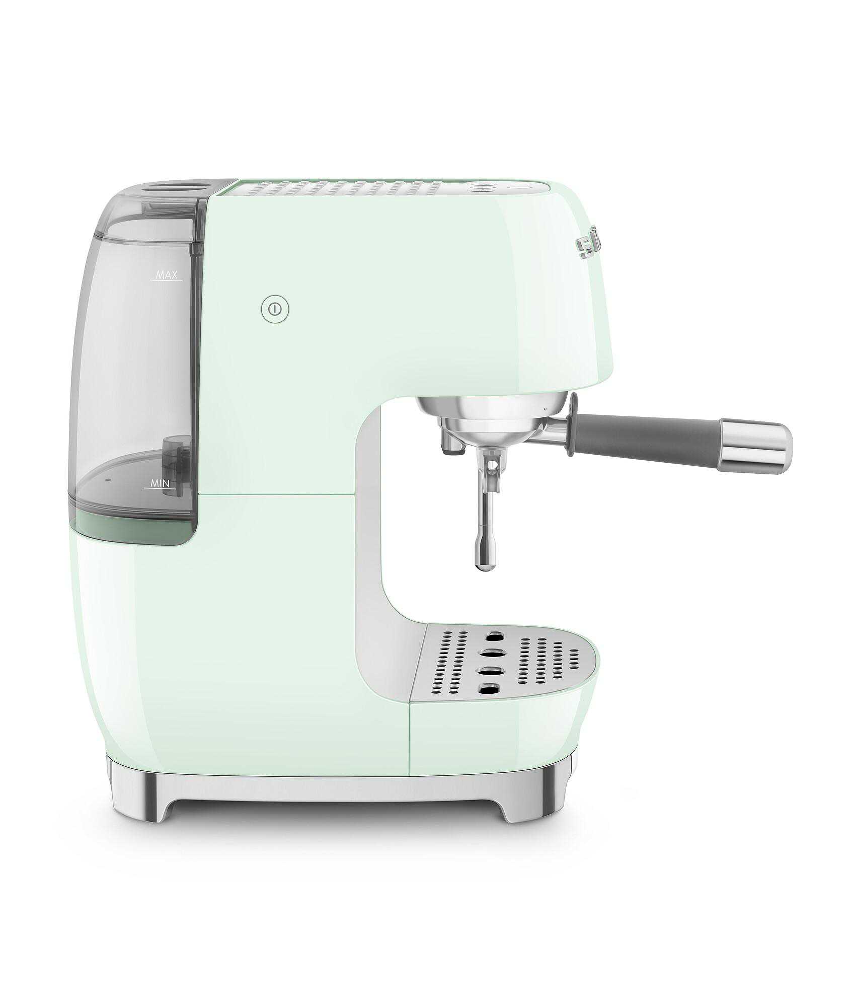 Eine mintgrüne Espressomaschine mit Wassertank links, Siebträger und grauem Griff. Silberne Akzente.