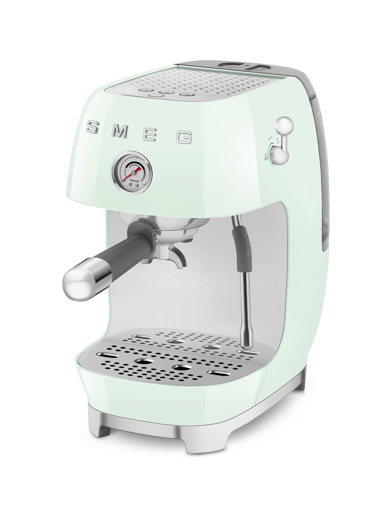 Eine hellgrüne SMEG Espressomaschine. Sie hat ein Manometer, eine Dampflanze und einen Griff für den Siebträger.