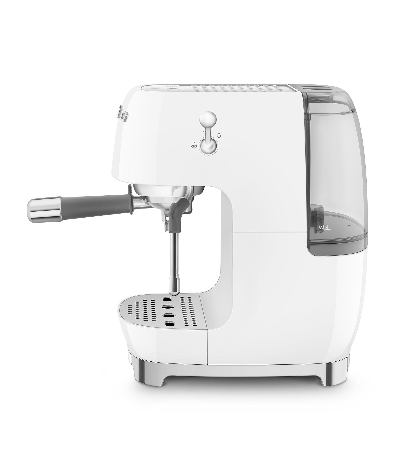 Weiße Espressomaschine mit grauem Griff. Sie hat einen Wassertank und eine Dampflanze. Isoliert auf weißem Hintergrund.