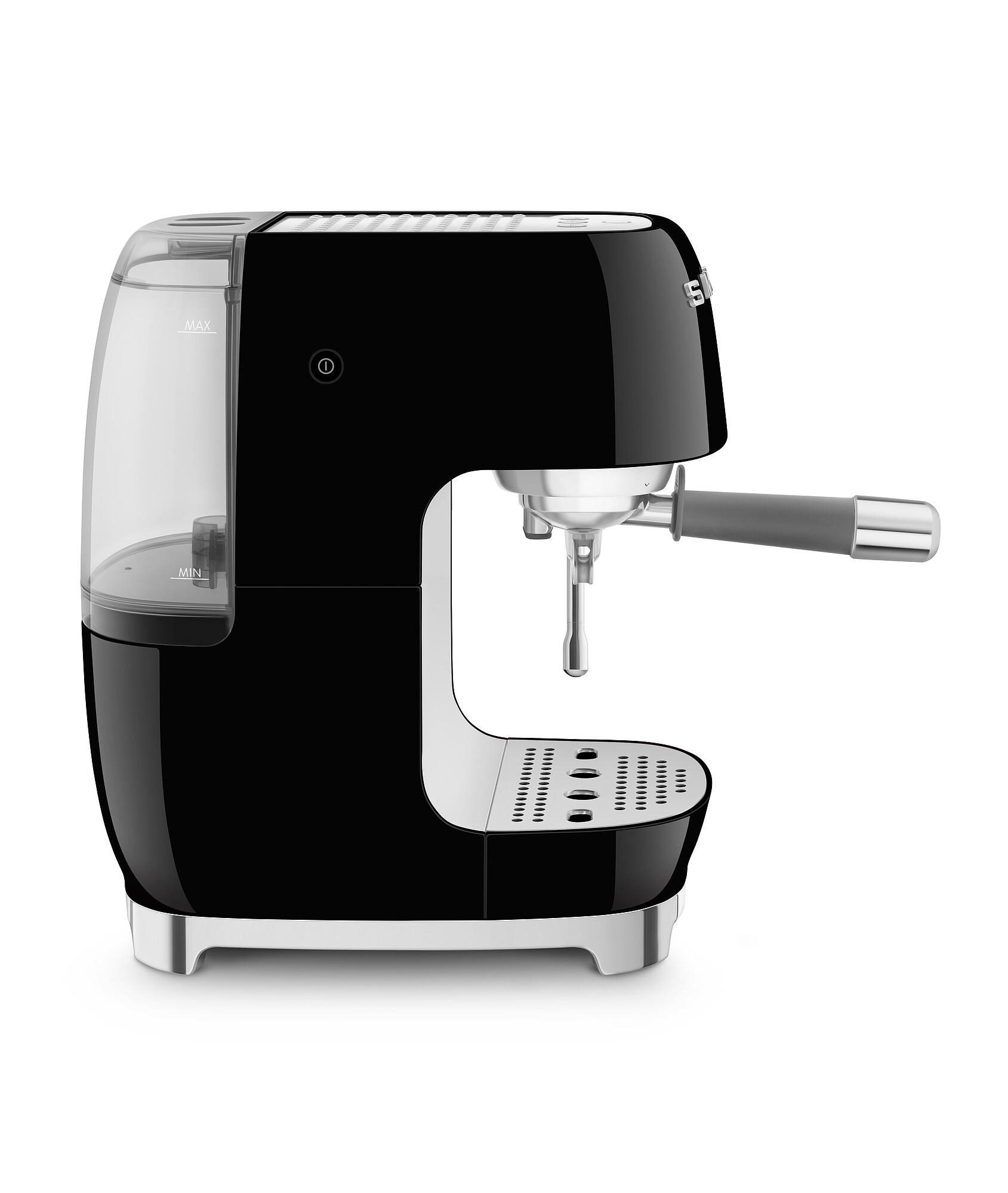 Eine schwarze Espressomaschine mit transparentem Wassertank auf der linken Seite und grauem Griff. Isoliert auf Weiß.