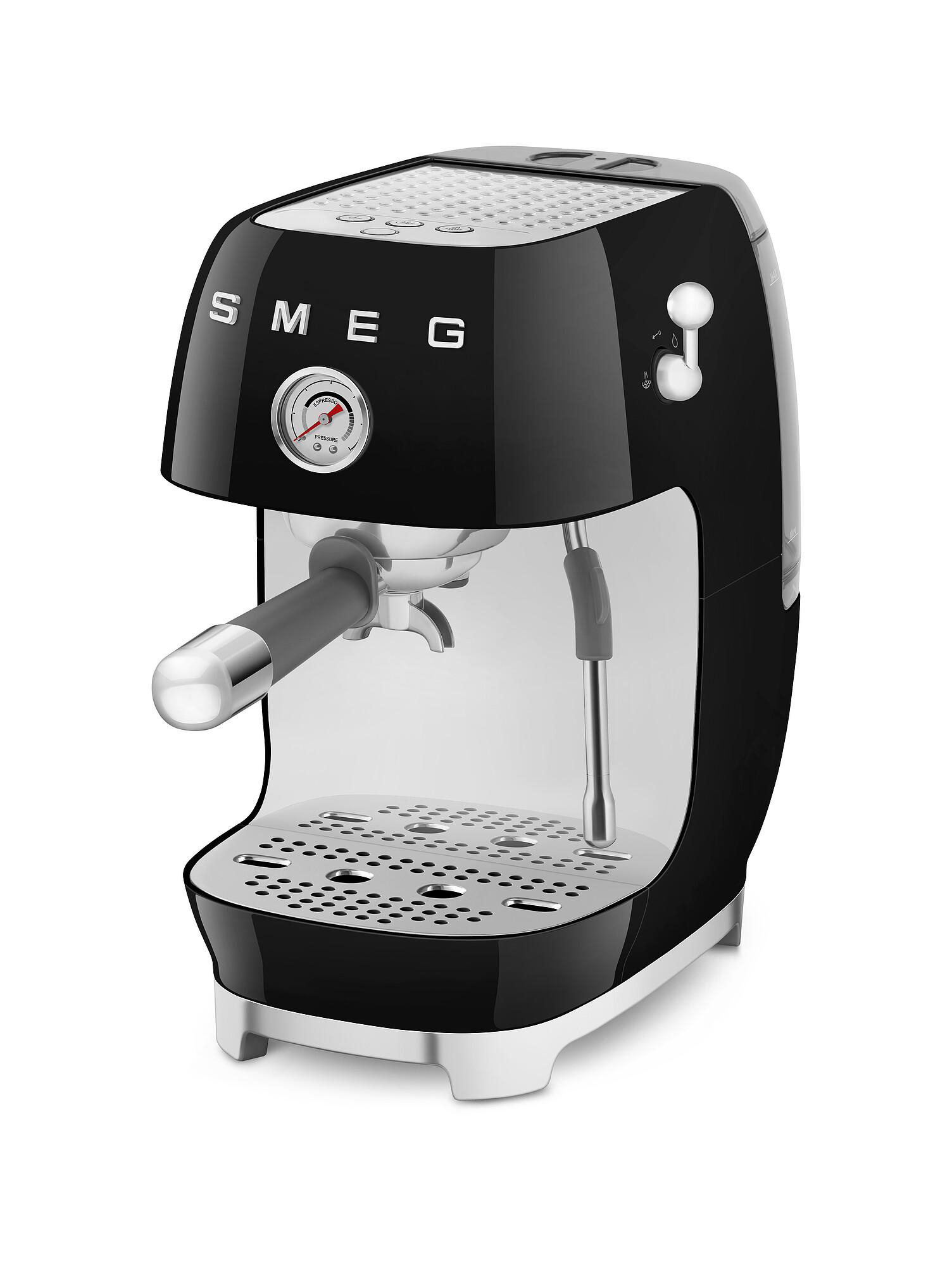 Eine schwarze SMEG-Espressomaschine mit silbernen Akzenten und einem Manometer auf weißem Untergrund.