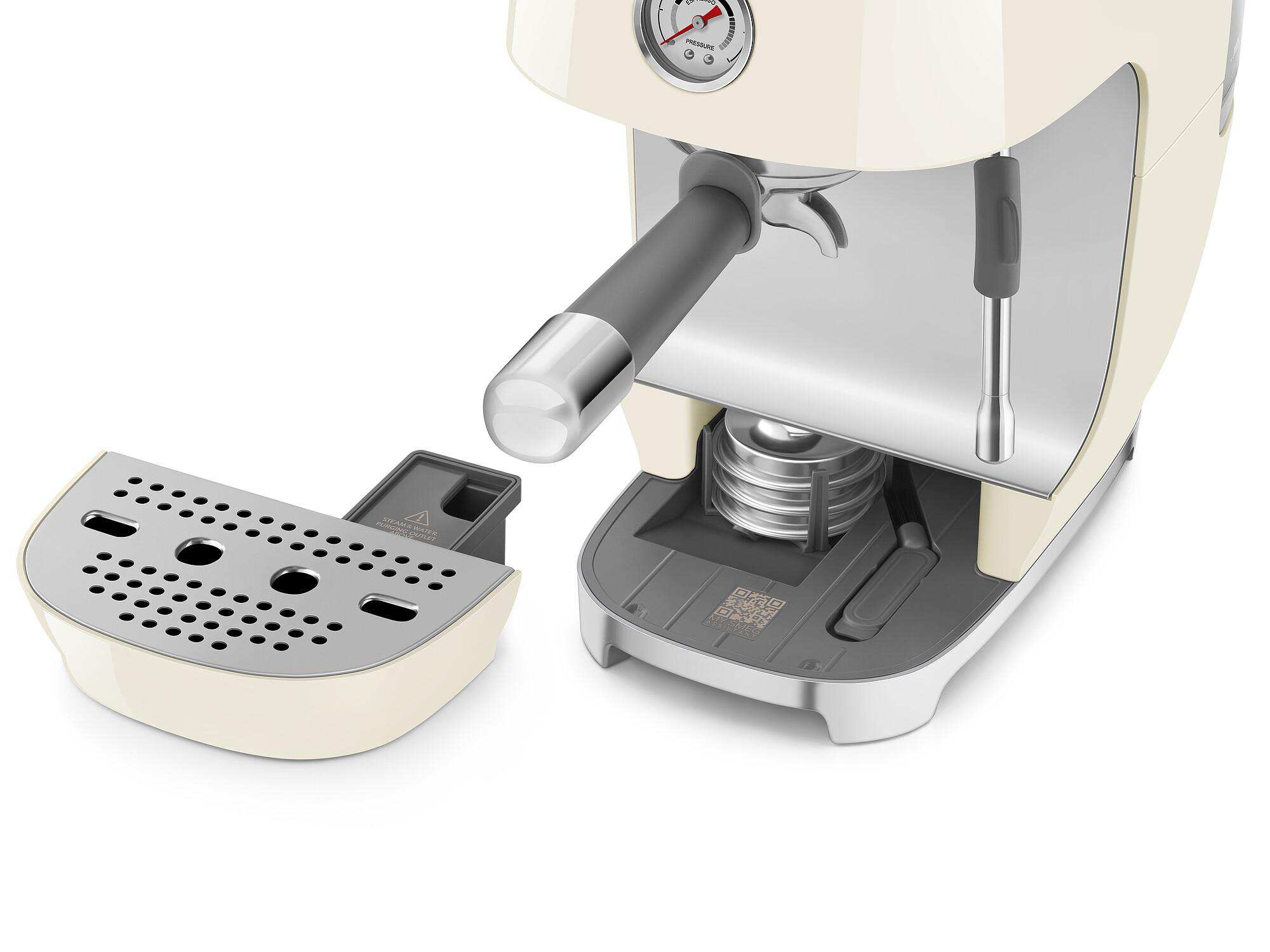 Cremefarbene Espressomaschine mit abnehmbarer Tropfschale. Details umfassen ein Manometer, einen Siebträger und eine Dampflanze. Weißer Hintergrund.