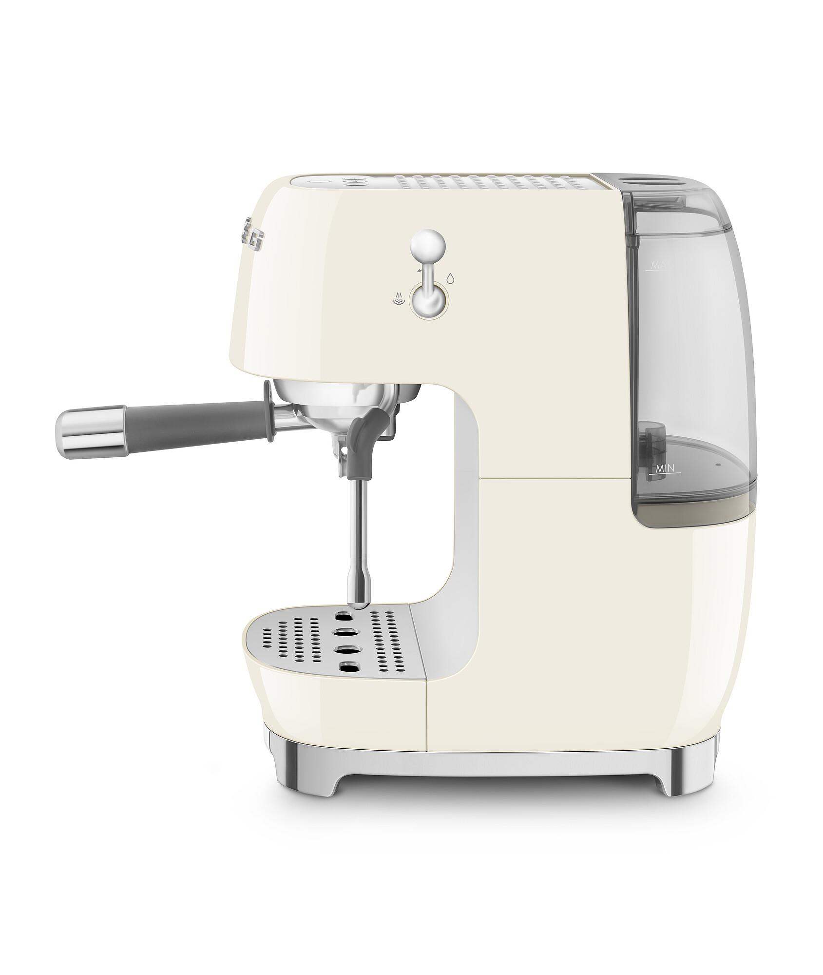 Cremefarbene Espressomaschine mit grauem Griff und Wassertank, steht auf weißem Untergrund.