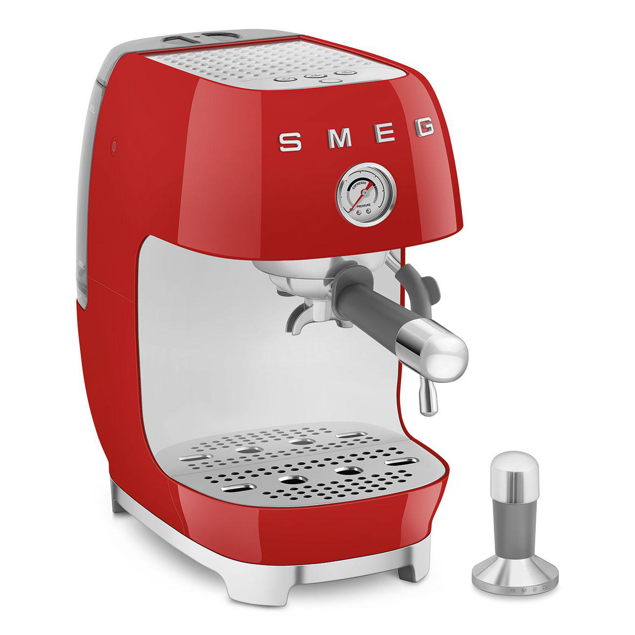 Rote und silberne Smeg Espressomaschine. Auf der rechten Seite befindet sich ein Tamper. Die Maschine hat ein Manometer und einen Siebträger.