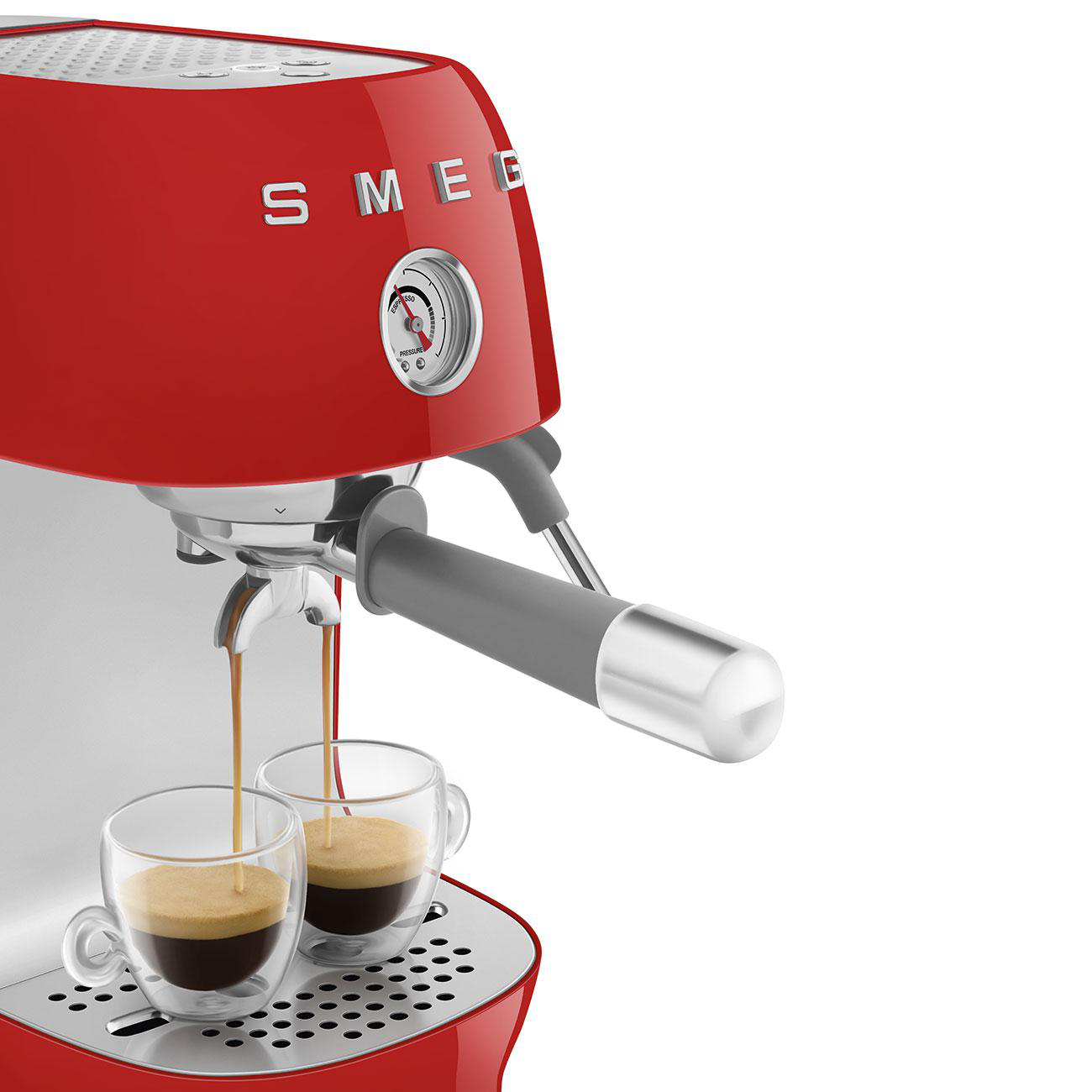 Rote und silberne Espressomaschine, die Kaffee in zwei Gläser brüht. Das SMEG-Logo ist auf der Maschine sichtbar.