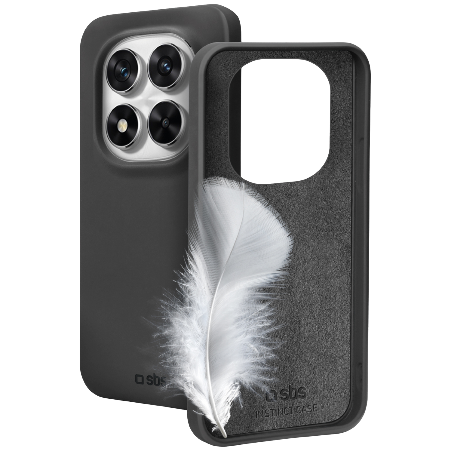 Une coque de téléphone noire avec une plume blanche à l'intérieur. L'étui a quatre objectifs de caméra et le logo de la marque 'sbs'.