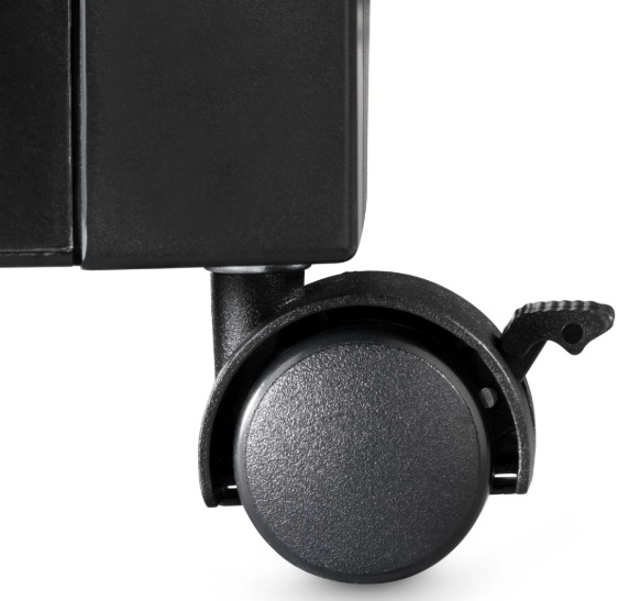 Zbliżenie czarnego kółka meblowego. Widoczna dźwignia do blokowania koła. Koło jest na białym tle.