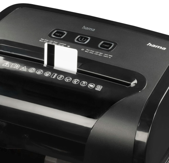 Czarna niszczarka do papieru Hama. Włożona biała karta. Przyciski sterowania widoczne u góry. Logo Hama po prawej stronie.