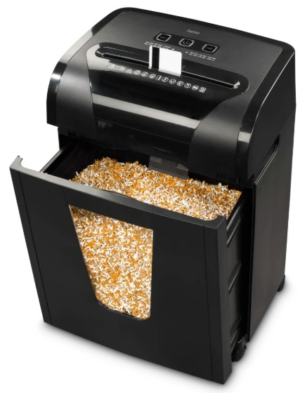 Czarna niszczarka do papieru z otwartym koszem na śmieci, wypełnionym pociętym papierem. Na górze znajdują się przyciski i szczelina do wkładania papieru.