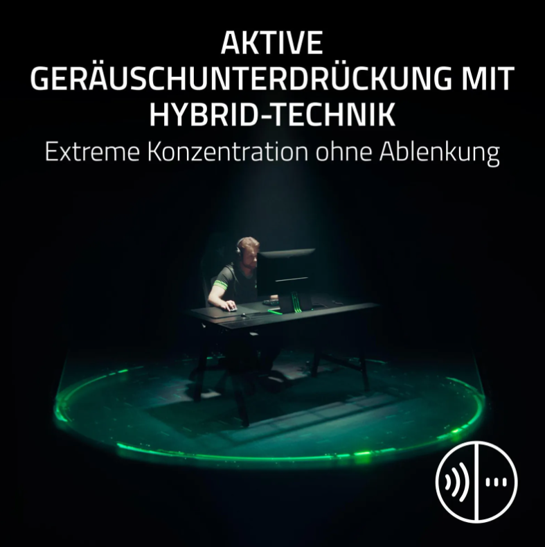 Ein Mann mit Kopfhörern sitzt an einem Schreibtisch mit Monitor. Grüne Akzente und Text zur Geräuschunterdrückung sind sichtbar.