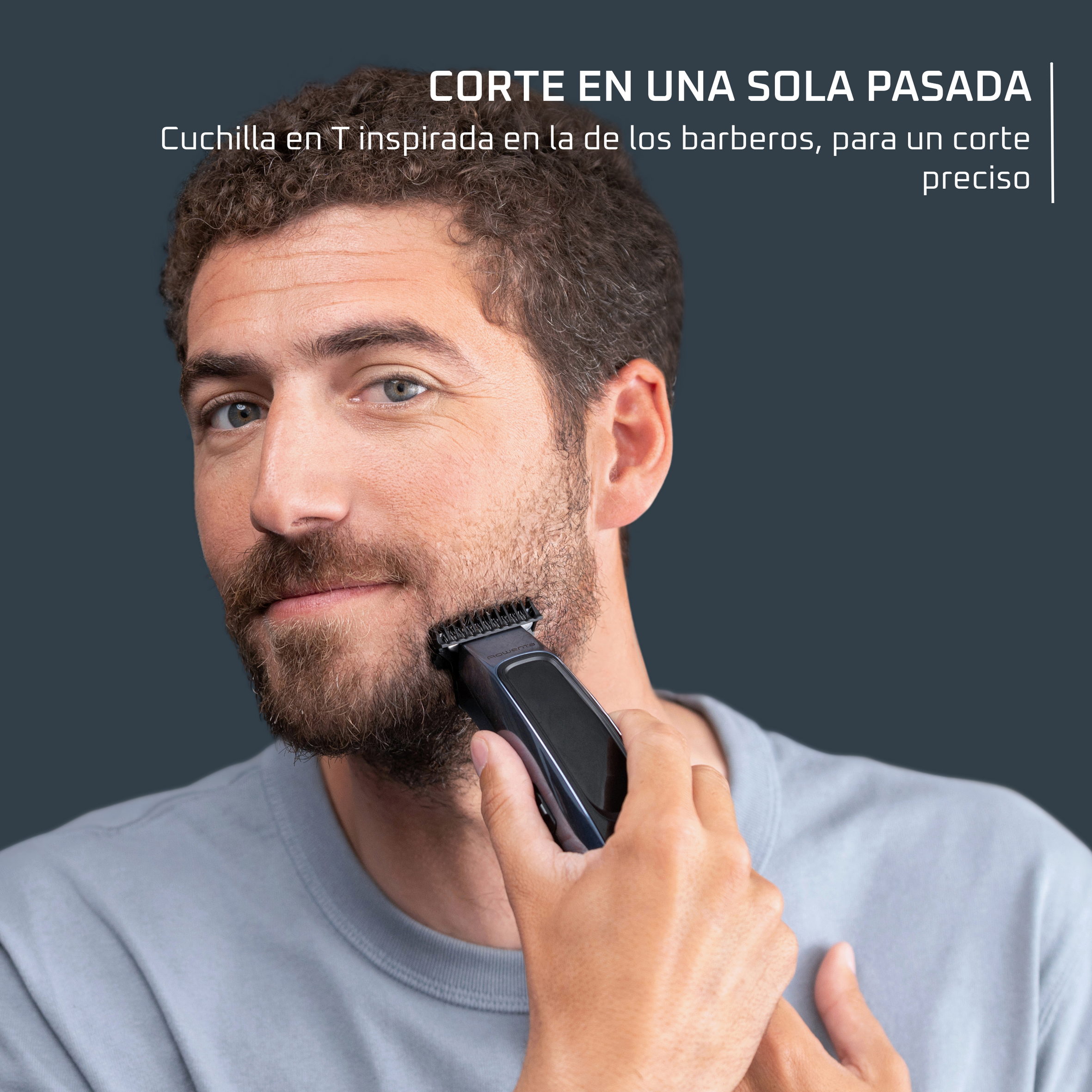 Un hombre se afeita la barba con una recortadora. El fondo es azul oscuro.