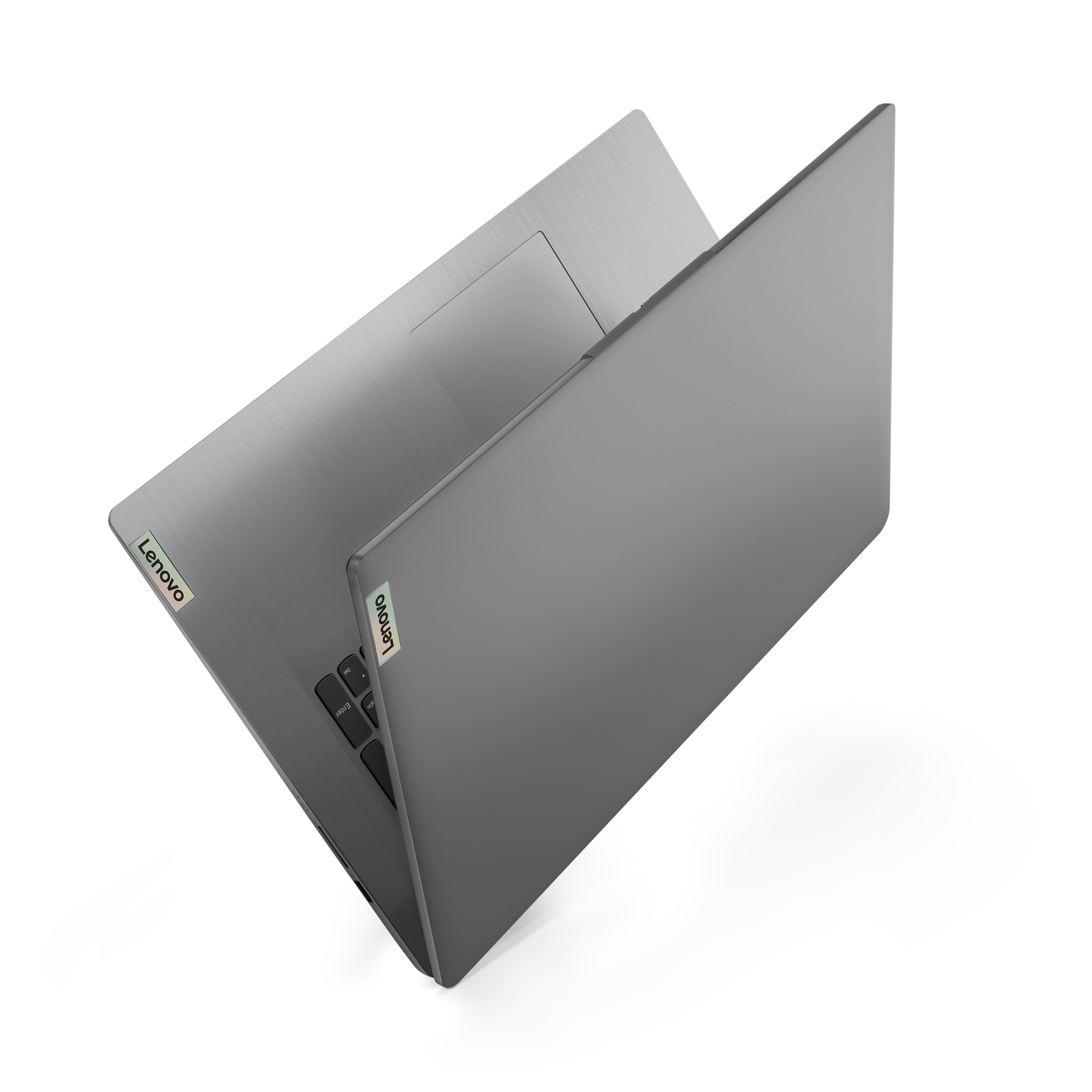 Szary laptop Lenovo jest otwarty na czarnej powierzchni. Widoczna klawiatura i ekran z logo Lenovo.