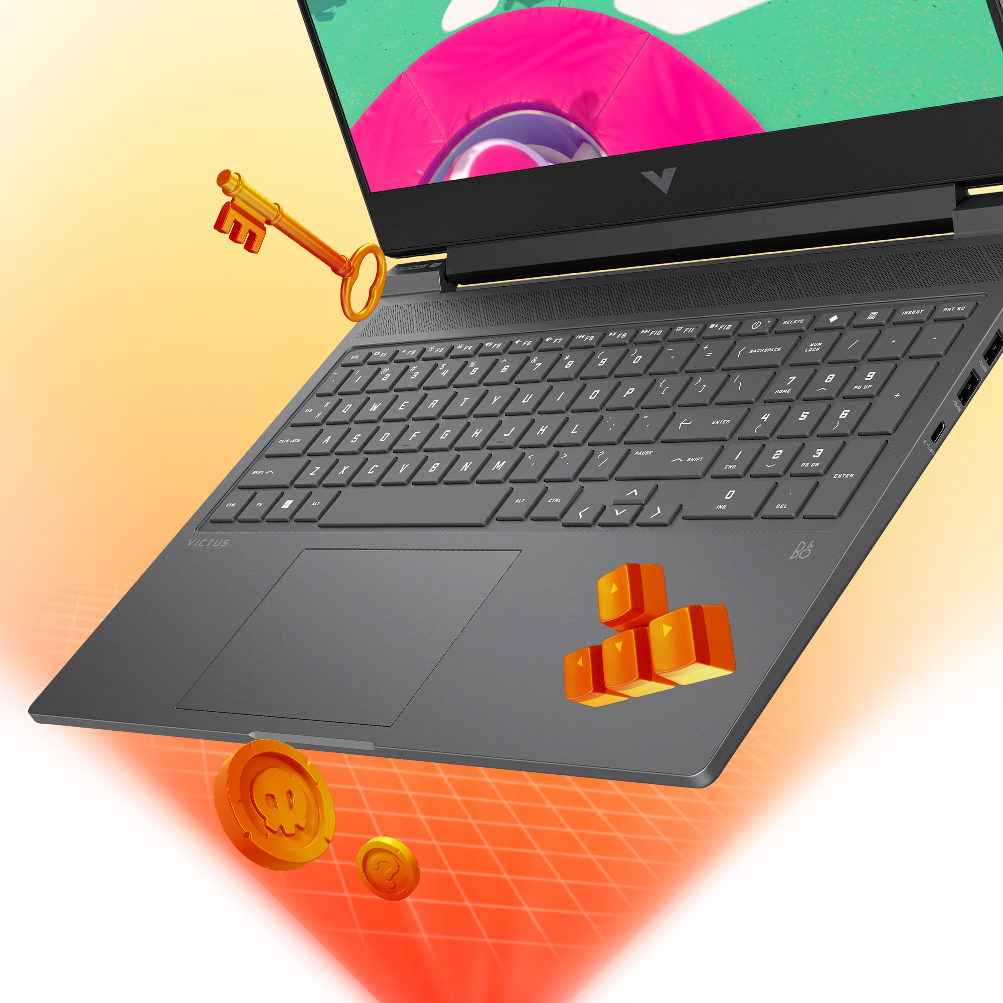 Laptop z klawiaturą, złotym kluczem, monetami i pomarańczowymi blokami na kratkowanym tle. Ekran z grafiką.