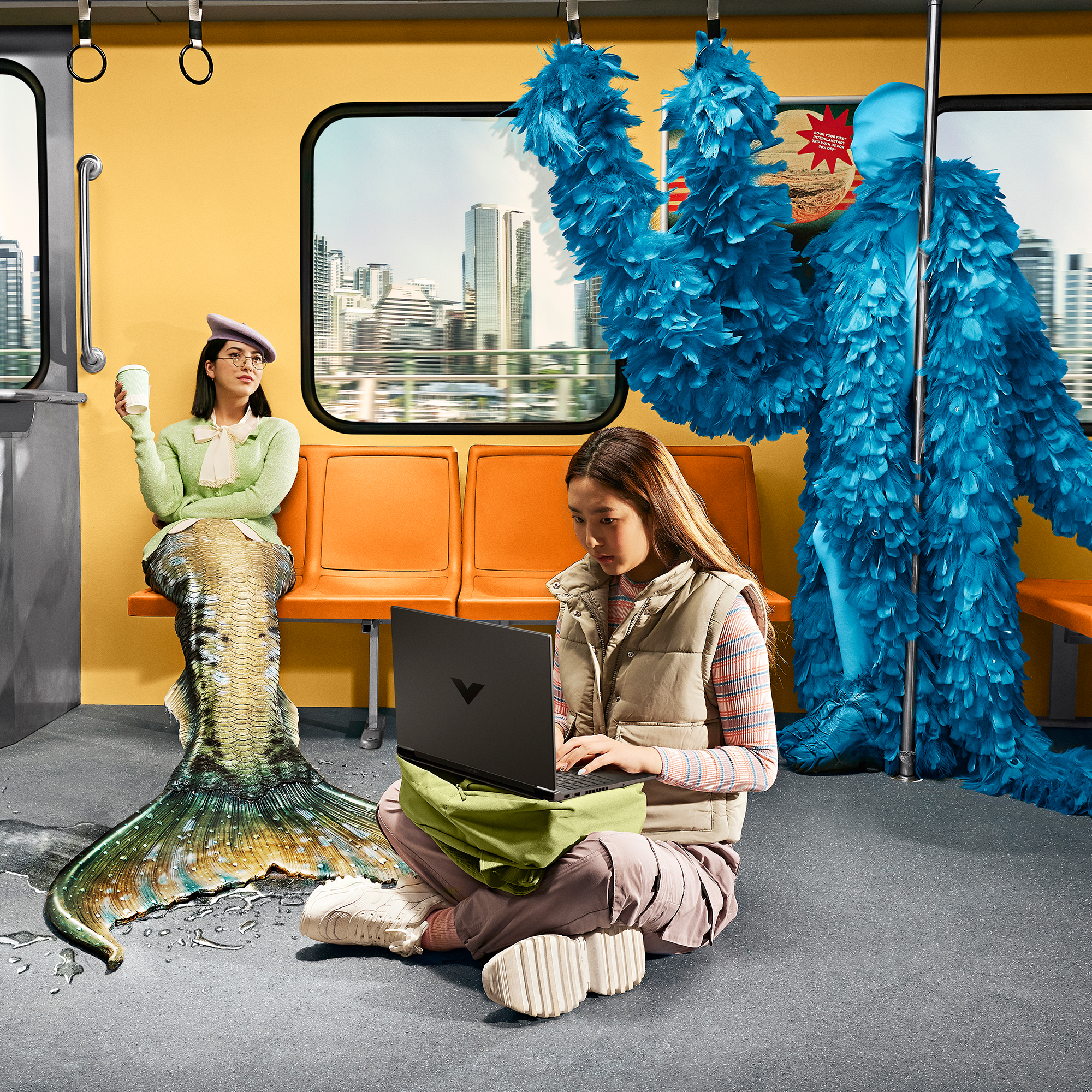 W pociągu syrena i osoba z laptopem. Niebieskie, upierzone stworzenie stoi w tle. Miasto widoczne na zewnątrz.