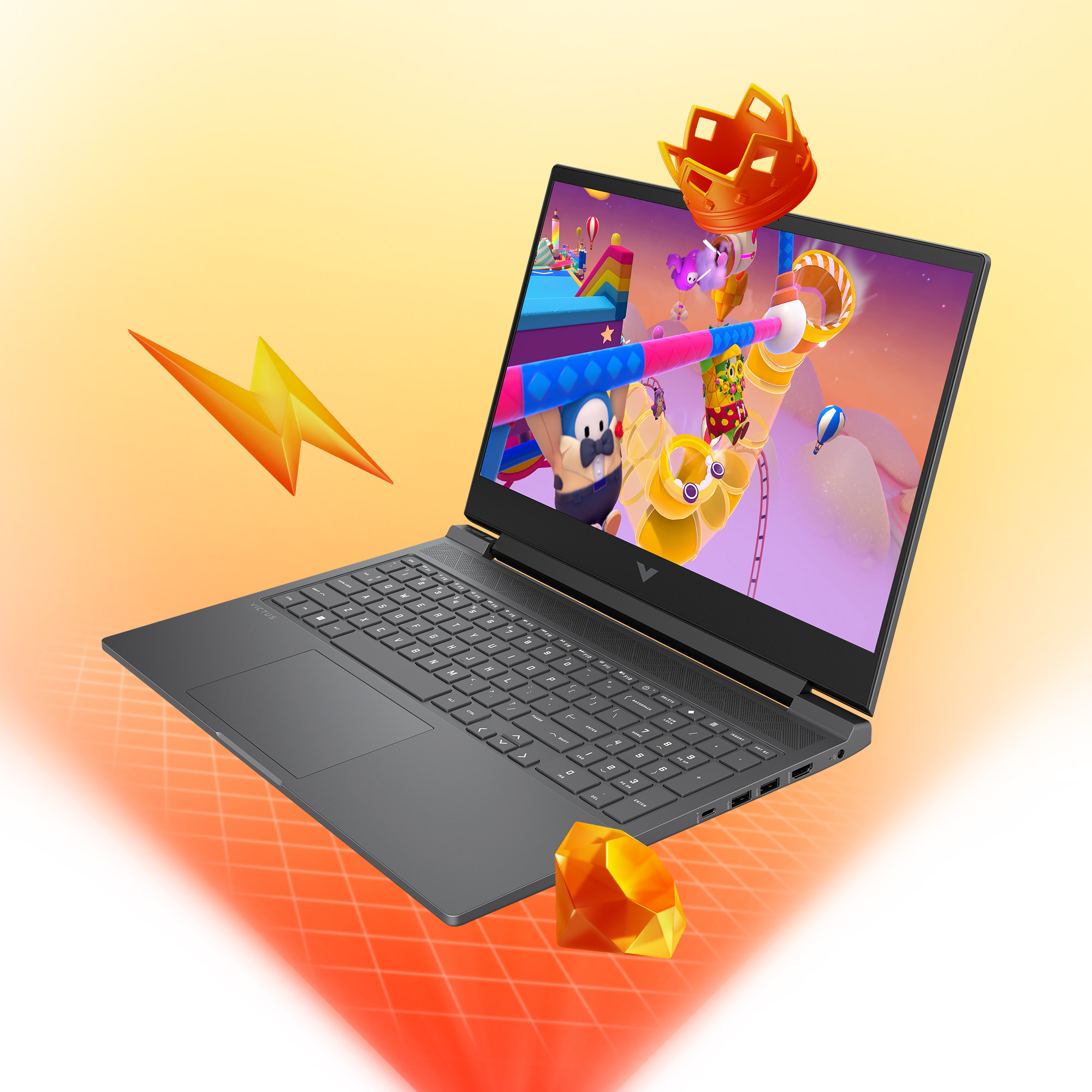 Laptop z grą, koroną, błyskawicą i klejnotem na pomarańczowym tle gradientowym.