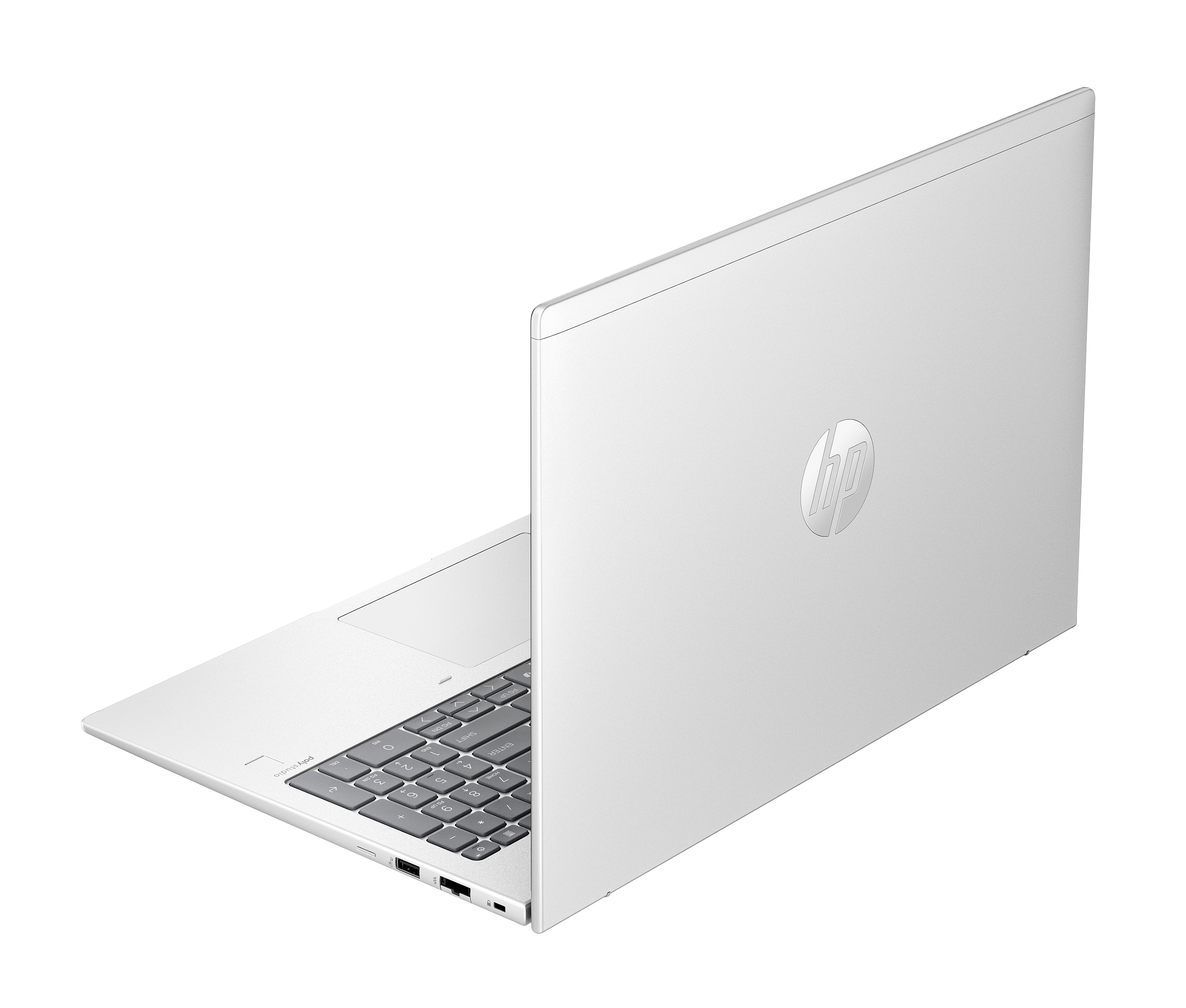 Biały laptop HP jest lekko otwarty, pokazując klawiaturę. Logo HP znajduje się z tyłu. Czarne tło.