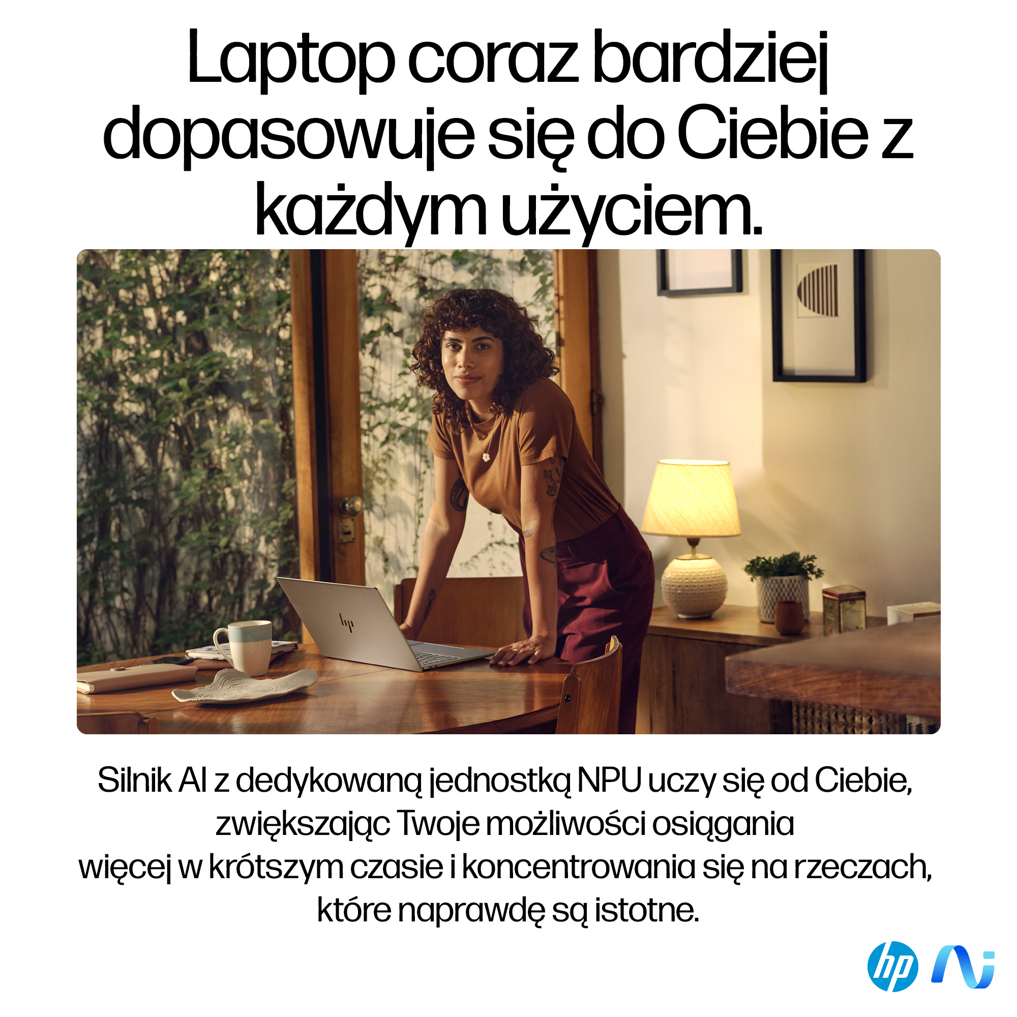 Kobieta z laptopem. Brązowa koszula, czerwone spodnie. Laptop na drewnianym stole. Kubek z kawą i roślina. Zielone tło.