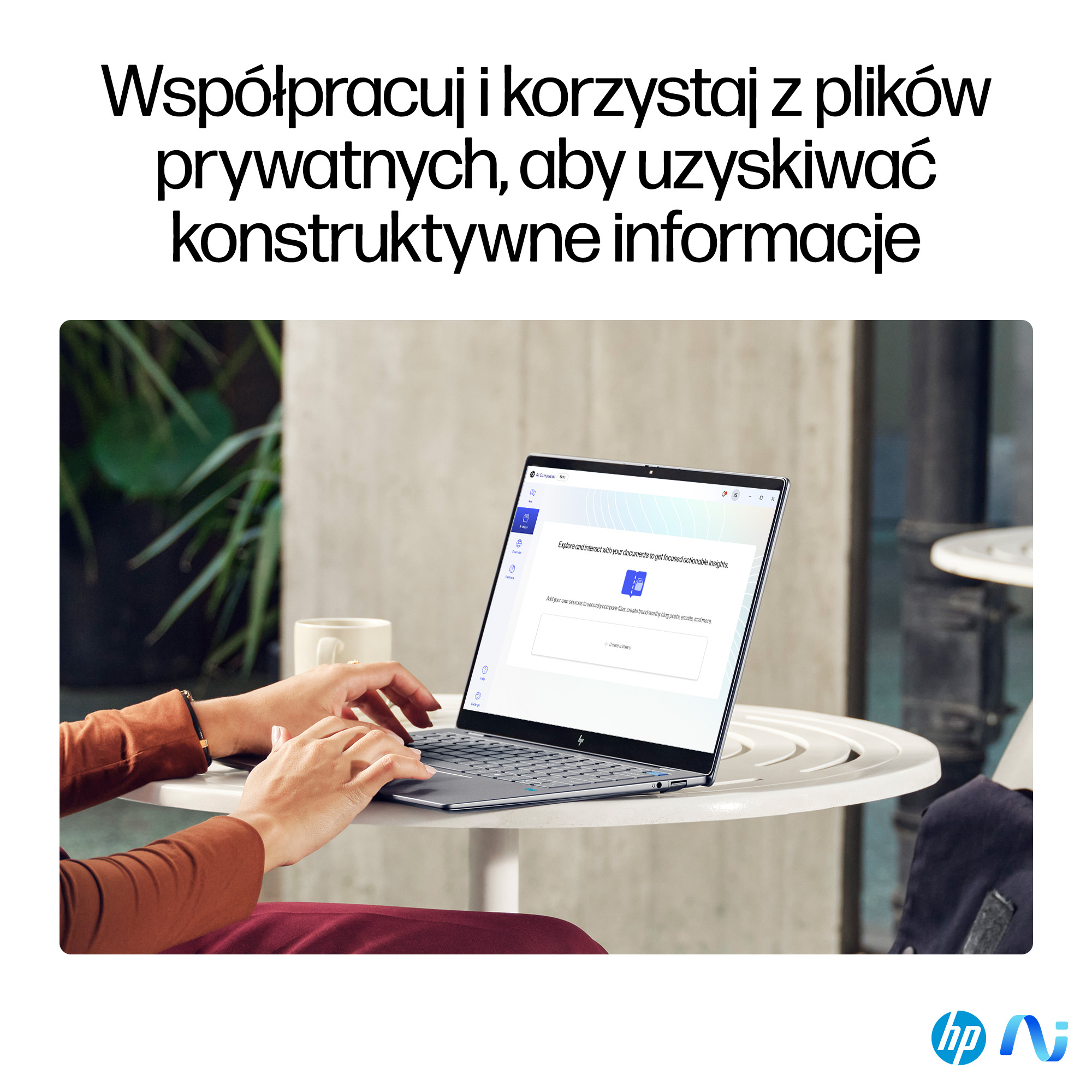 Osoba używa laptopa na białym stole. Ekran wyświetla interfejs dokumentu. Jest filiżanka kawy.