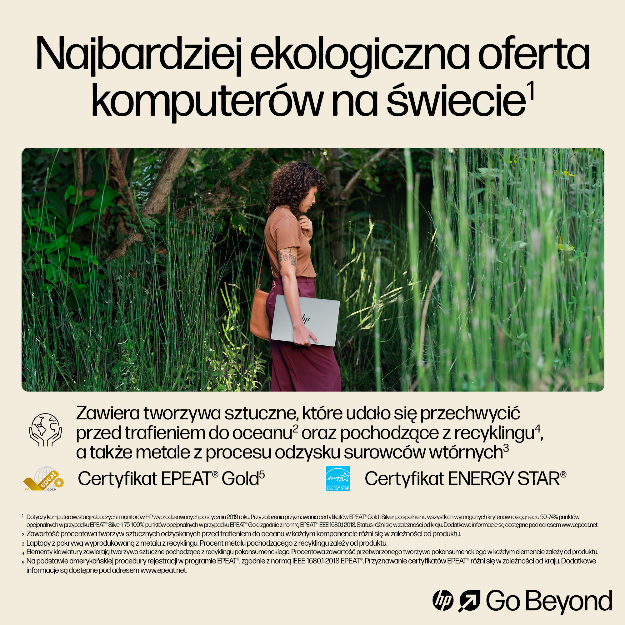 Kobieta z laptopem w zielonym otoczeniu. Tekst: Najbardziej ekologiczna oferta komputerów na świecie. Zawiera materiały z recyklingu.